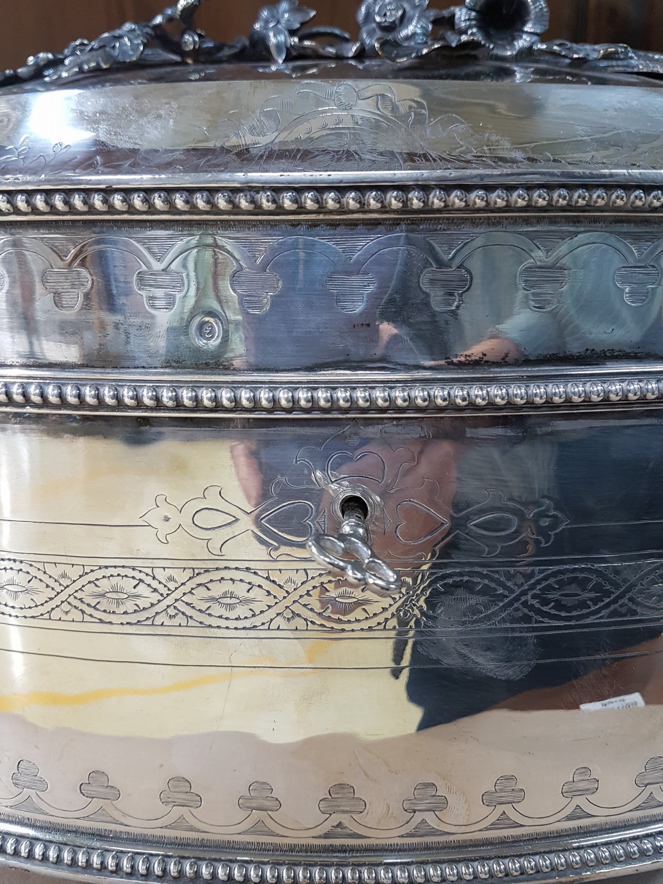 Detail c: Große Schatulle, Emile Hugo Paris, nach 1839, Silber, mit osmanischem Importstempel, fein ziseliert und punziert, zwei Rocaillen- Henkel, ...