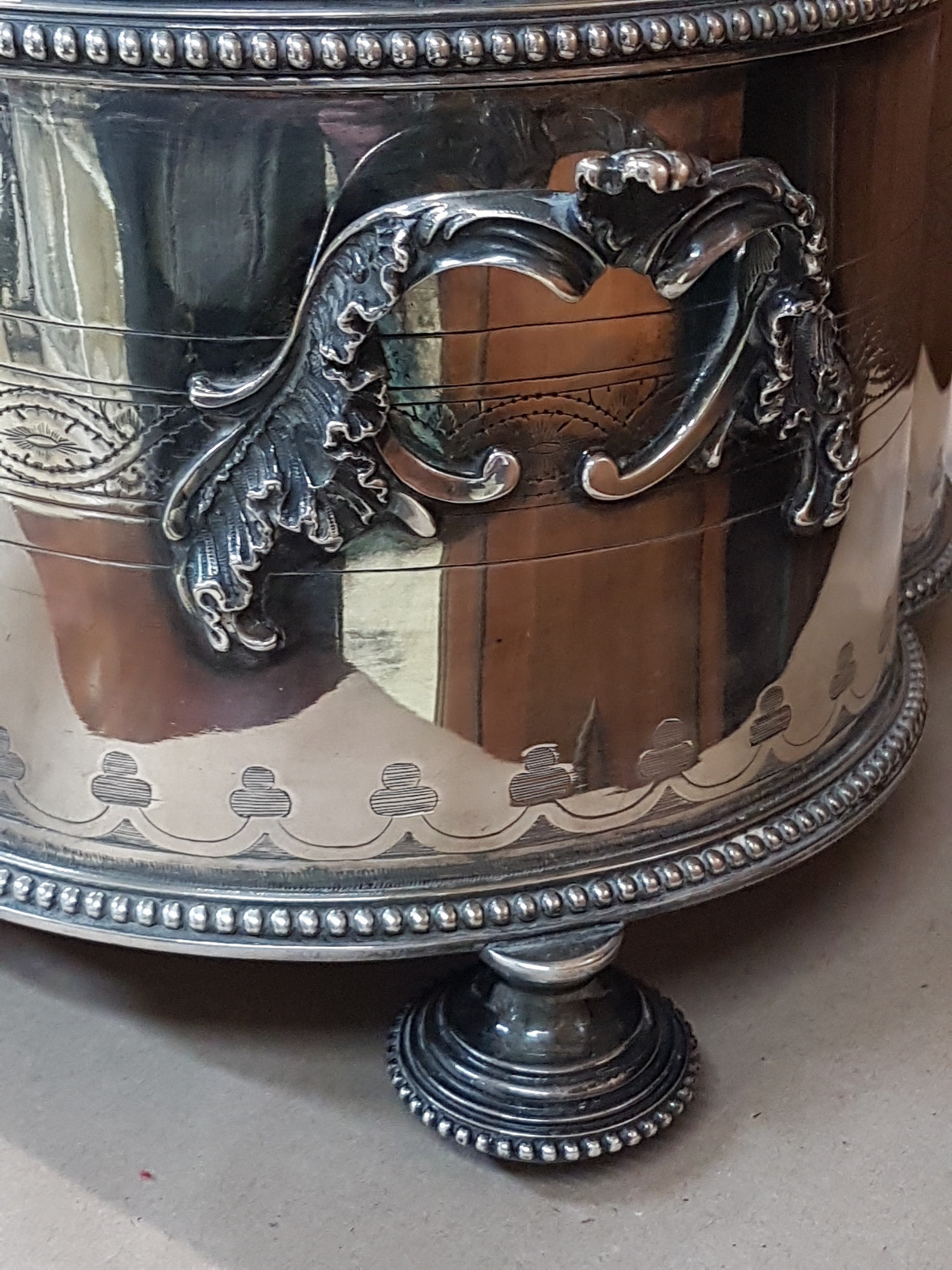 Detail m: Große Schatulle, Emile Hugo Paris, nach 1839, Silber, mit osmanischem Importstempel, fein ziseliert und punziert, zwei Rocaillen- Henkel, ...