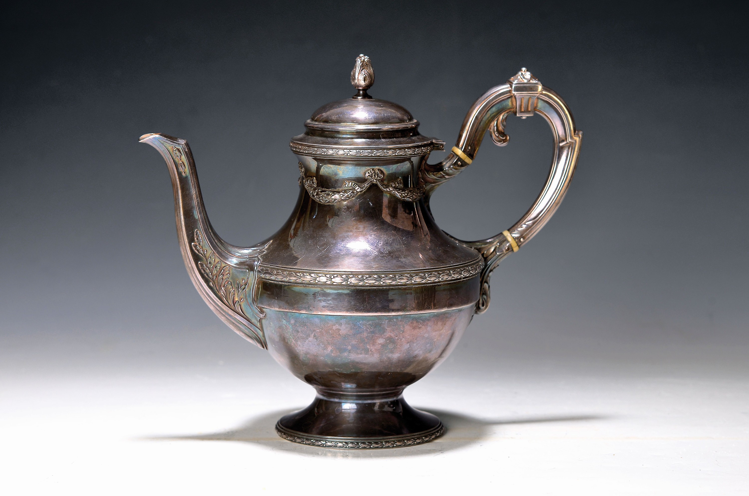 Teekanne, Frankreich, 19. Jh., Minervakopf- Punze, Empirestil, mit reliefierten Akanthus- Borten, H. ca. 20cm, ca. 613 g.