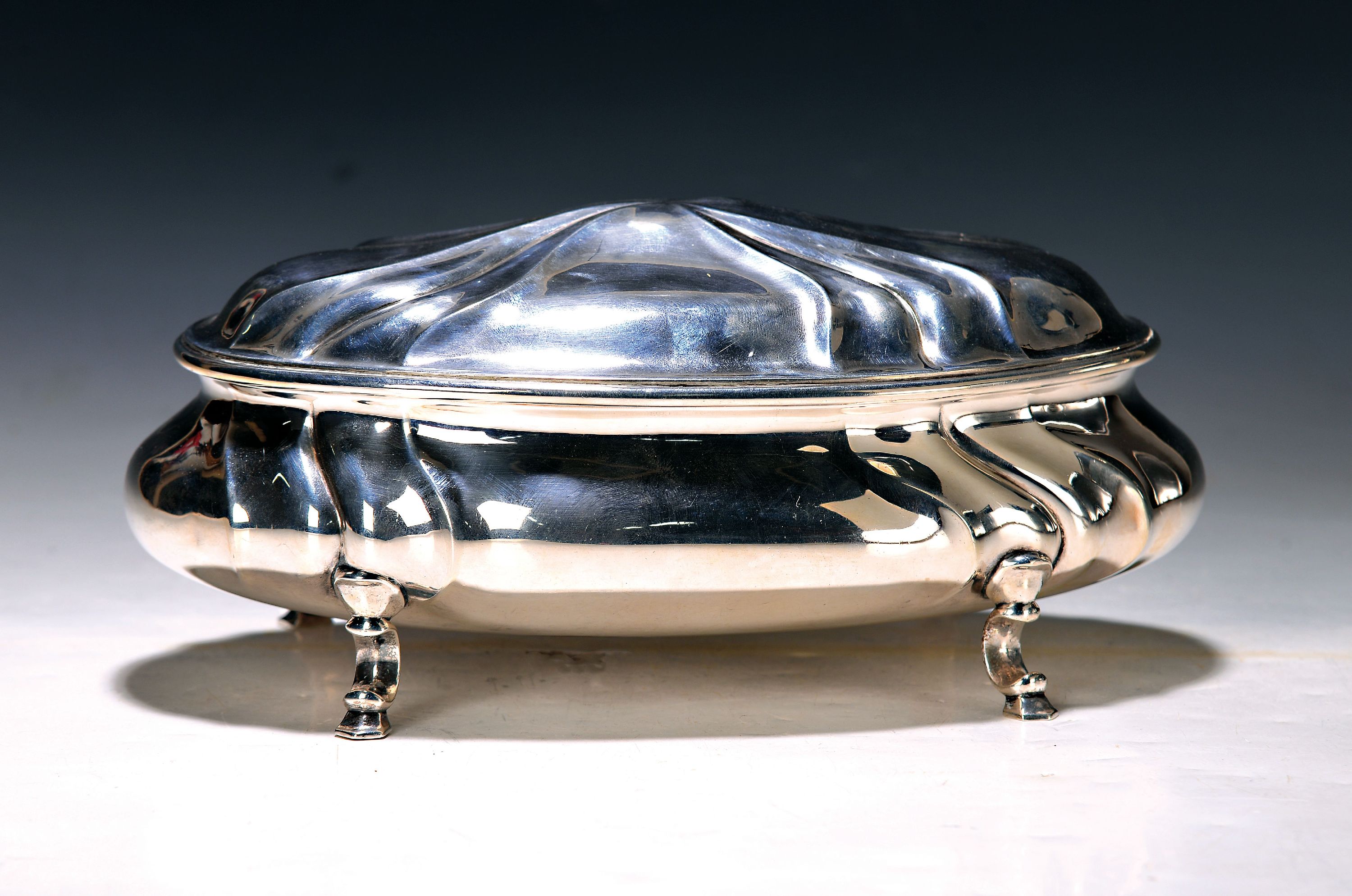 Deckeldose, deutsch, 925er Sterling Silber, Barockstil, auf vier Füßen stehend, ca. 10x26x15cm, ca. 814 g