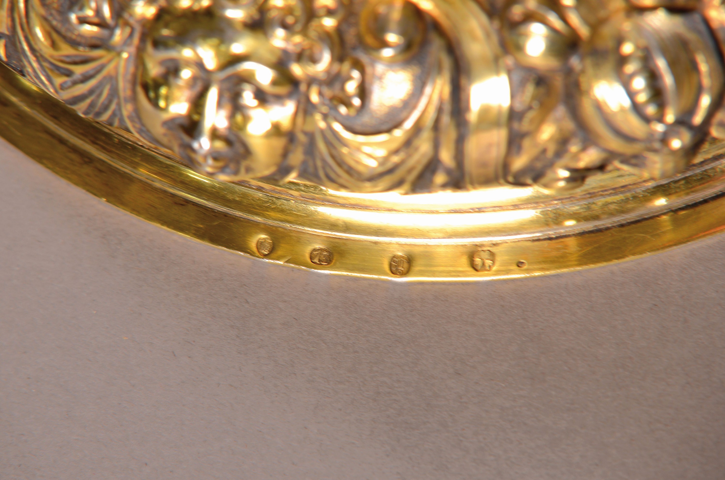 Detail a: Großer Deckelpokal nach rheinischem Vorbild des 16.Jh., Neresheim, Hanau, um 1880/90, 13-lötiges Silber, teilvergoldet, innenvergoldet, getrieben, ...