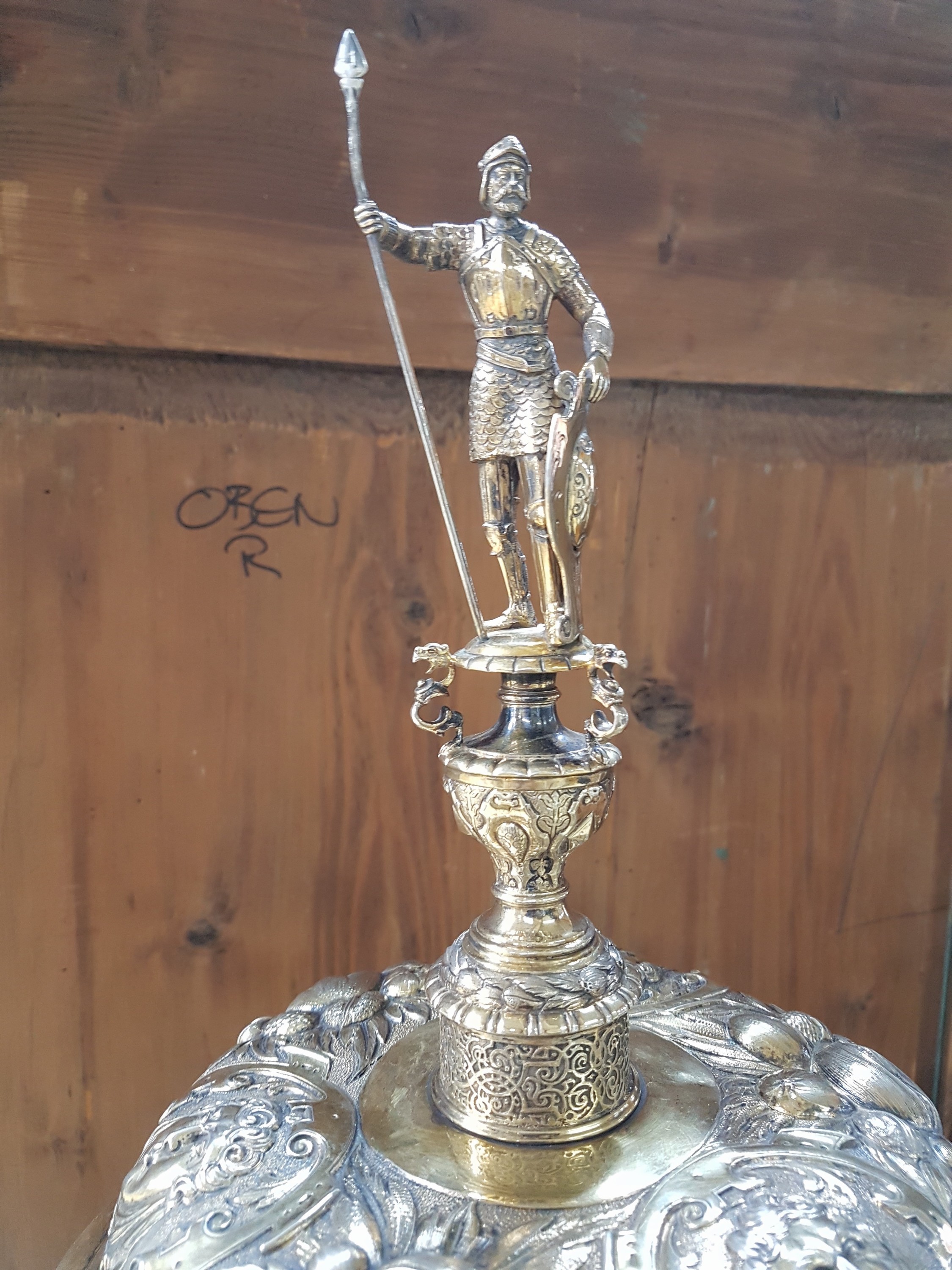 Detail b: Großer Deckelpokal nach rheinischem Vorbild des 16.Jh., Neresheim, Hanau, um 1880/90, 13-lötiges Silber, teilvergoldet, innenvergoldet, getrieben, ...