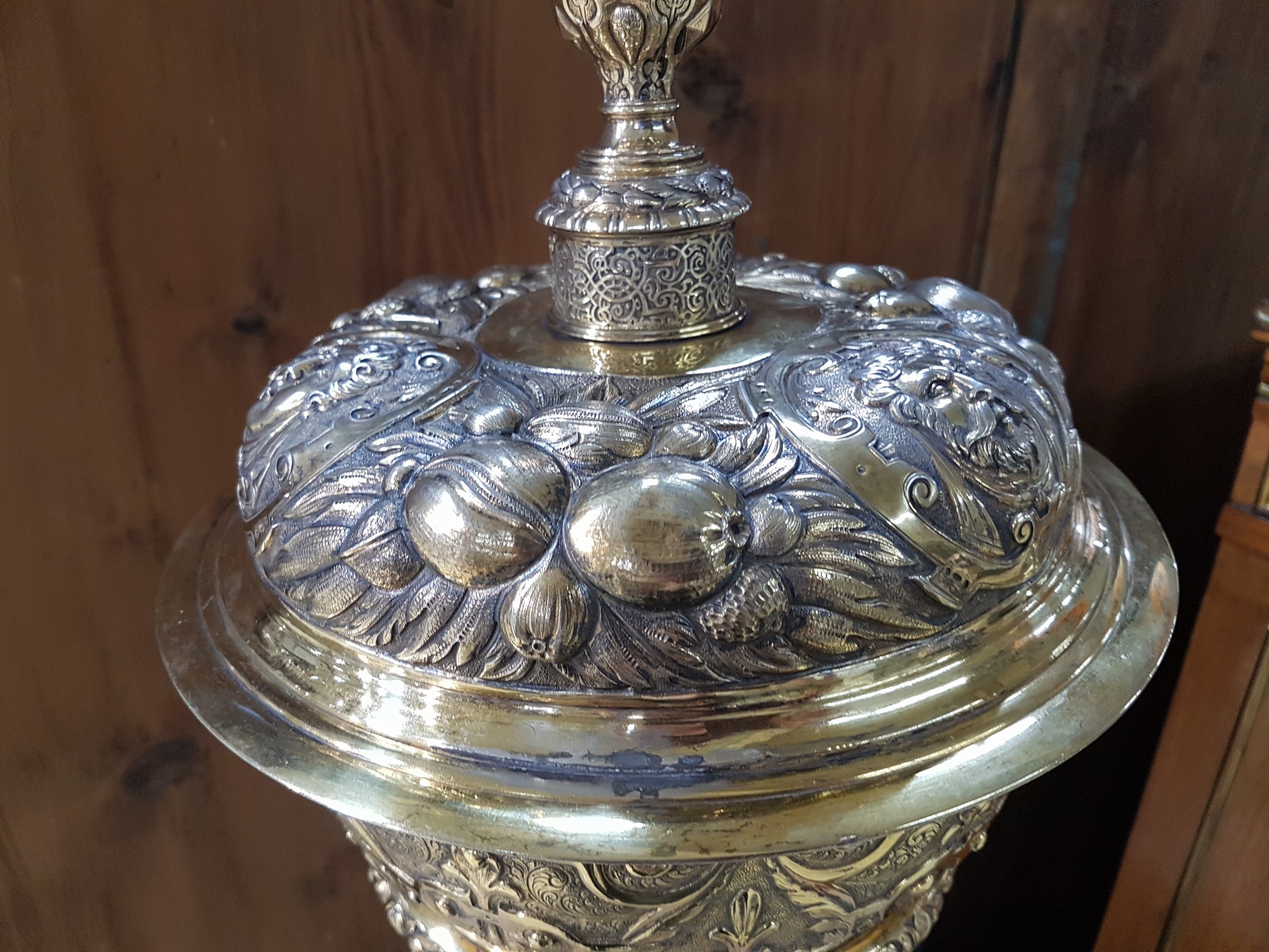 Detail c: Großer Deckelpokal nach rheinischem Vorbild des 16.Jh., Neresheim, Hanau, um 1880/90, 13-lötiges Silber, teilvergoldet, innenvergoldet, getrieben, ...