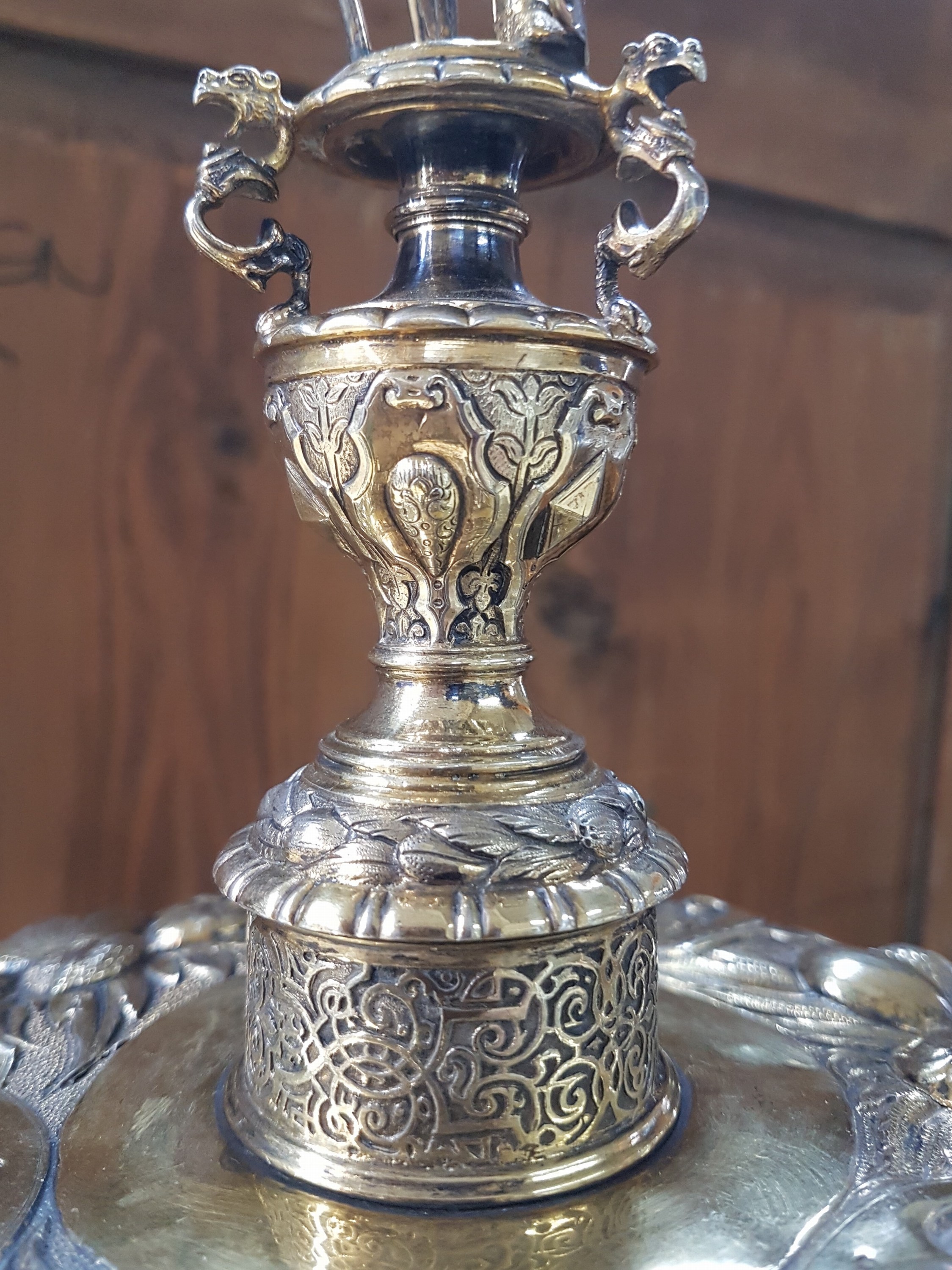 Detail d: Großer Deckelpokal nach rheinischem Vorbild des 16.Jh., Neresheim, Hanau, um 1880/90, 13-lötiges Silber, teilvergoldet, innenvergoldet, getrieben, ...
