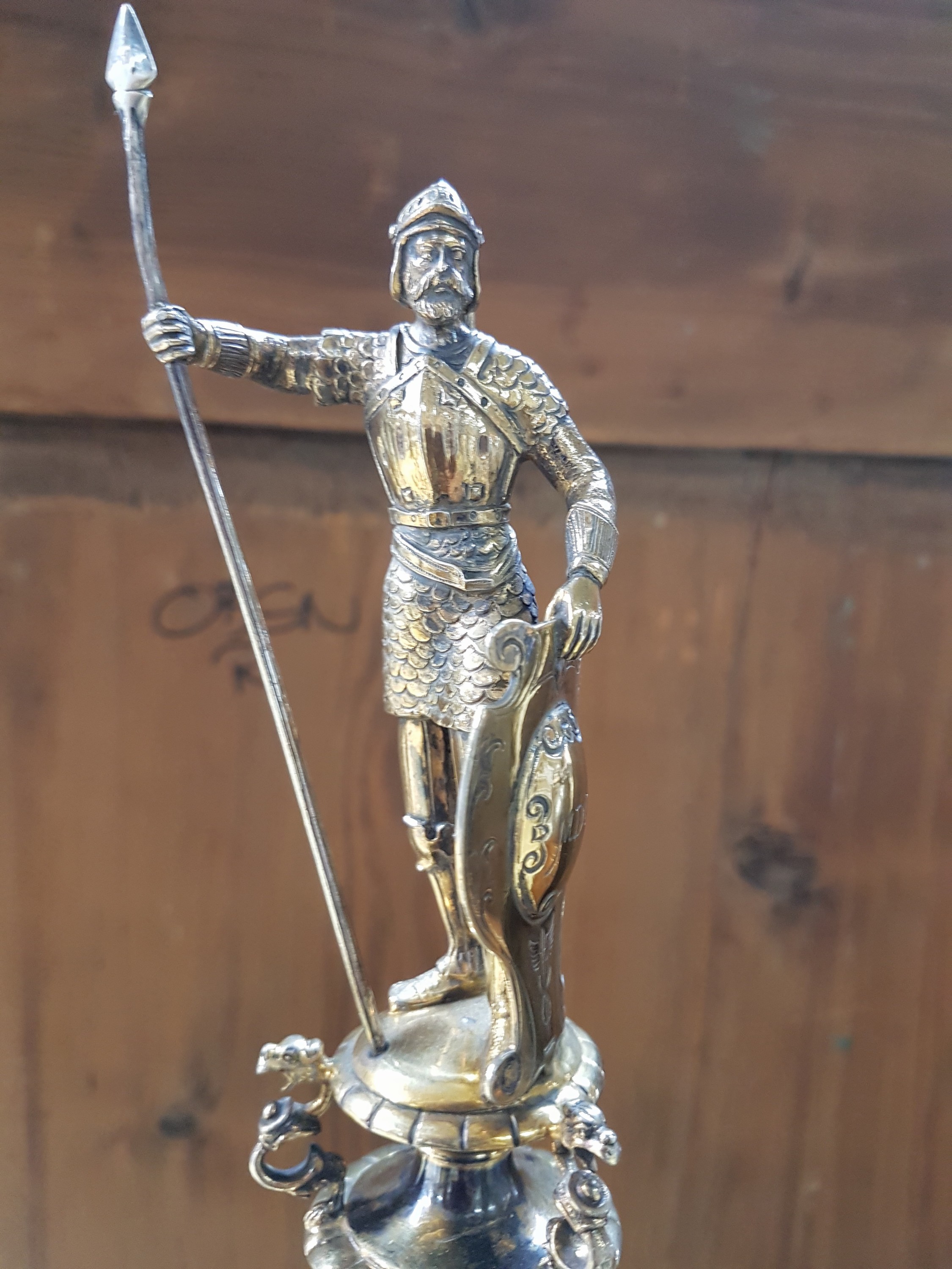 Detail e: Großer Deckelpokal nach rheinischem Vorbild des 16.Jh., Neresheim, Hanau, um 1880/90, 13-lötiges Silber, teilvergoldet, innenvergoldet, getrieben, ...