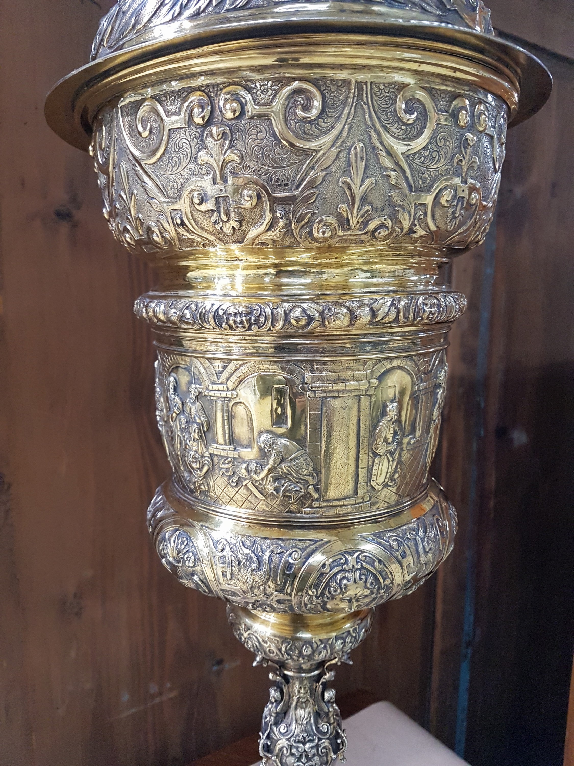 Detail f: Großer Deckelpokal nach rheinischem Vorbild des 16.Jh., Neresheim, Hanau, um 1880/90, 13-lötiges Silber, teilvergoldet, innenvergoldet, getrieben, ...