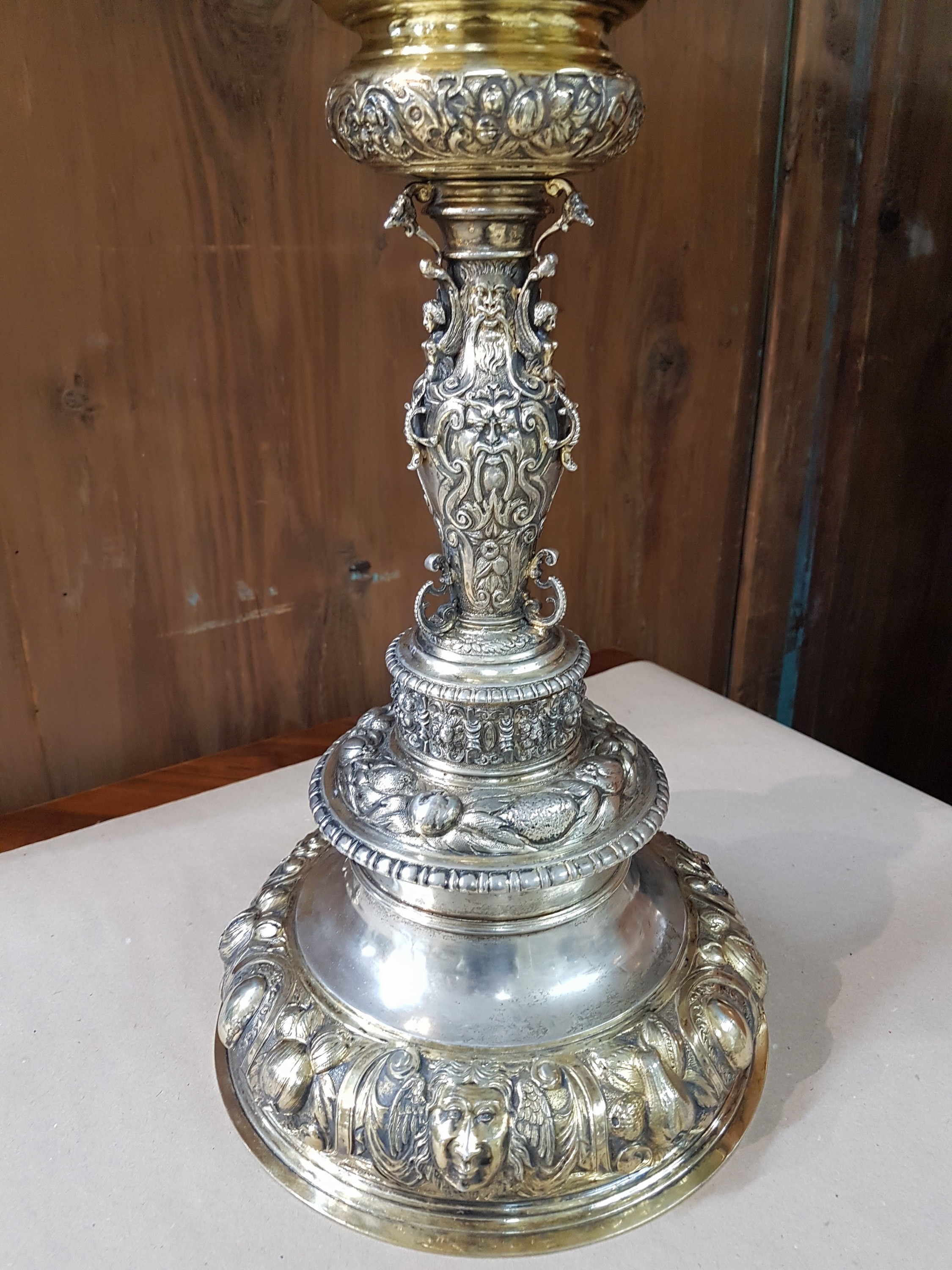 Detail g: Großer Deckelpokal nach rheinischem Vorbild des 16.Jh., Neresheim, Hanau, um 1880/90, 13-lötiges Silber, teilvergoldet, innenvergoldet, getrieben, ...