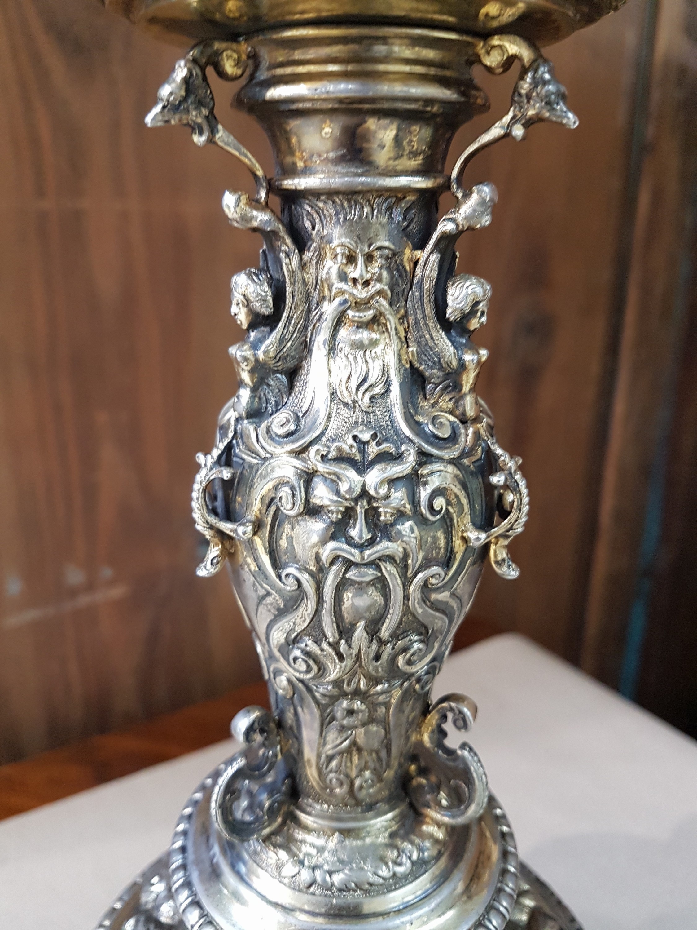 Detail h: Großer Deckelpokal nach rheinischem Vorbild des 16.Jh., Neresheim, Hanau, um 1880/90, 13-lötiges Silber, teilvergoldet, innenvergoldet, getrieben, ...