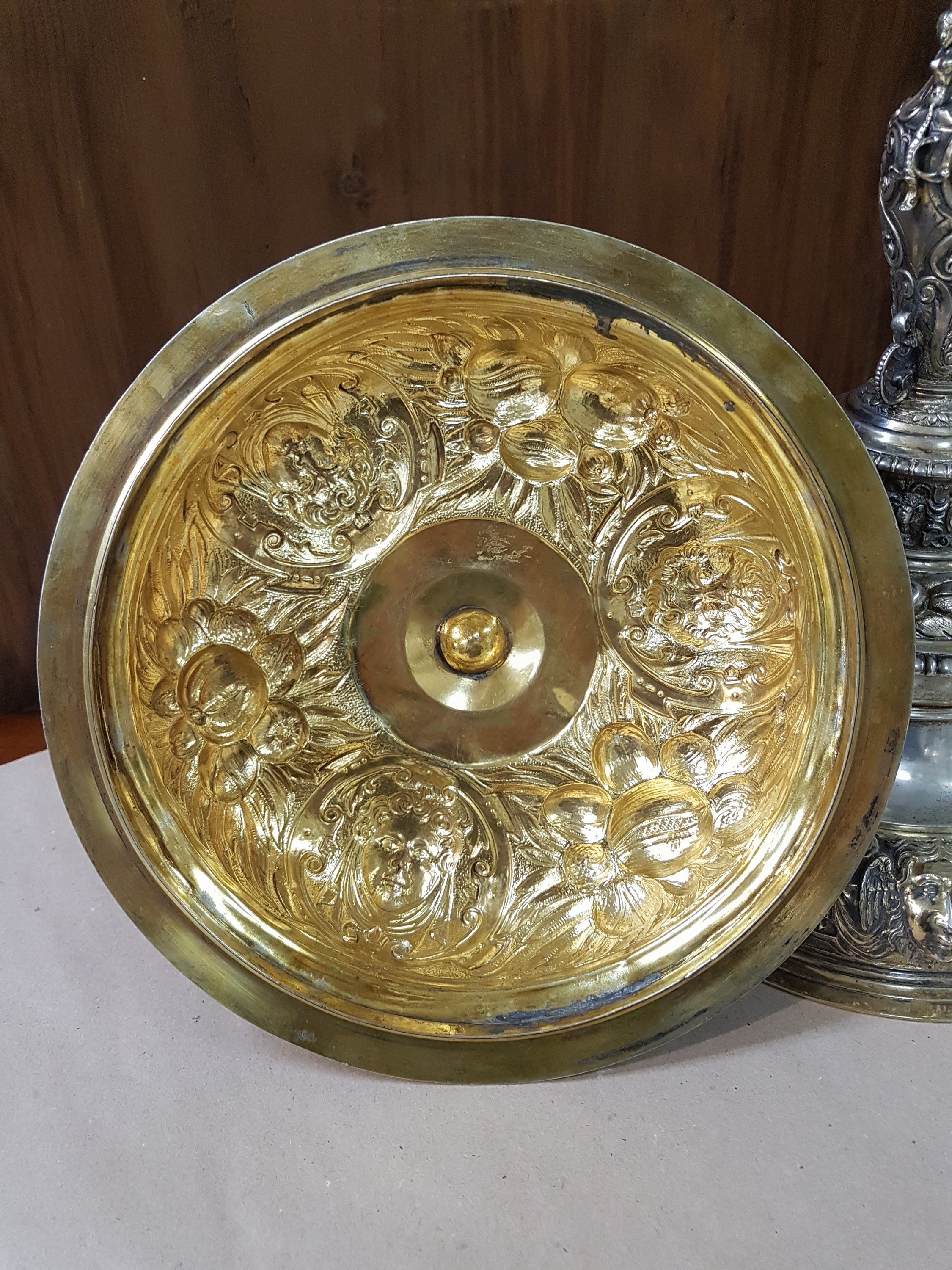 Detail i: Großer Deckelpokal nach rheinischem Vorbild des 16.Jh., Neresheim, Hanau, um 1880/90, 13-lötiges Silber, teilvergoldet, innenvergoldet, getrieben, ...