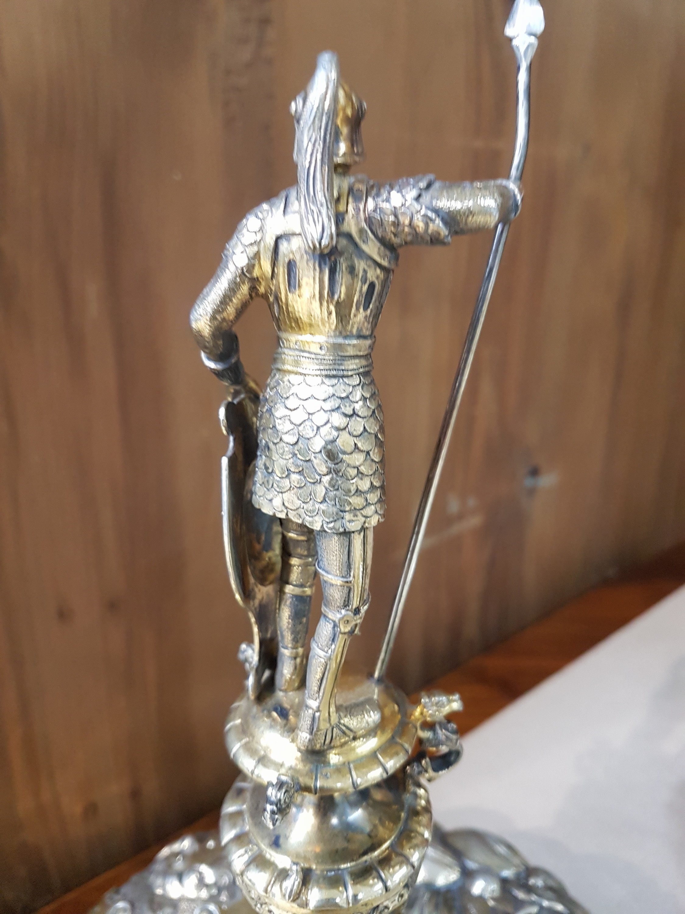 Detail j: Großer Deckelpokal nach rheinischem Vorbild des 16.Jh., Neresheim, Hanau, um 1880/90, 13-lötiges Silber, teilvergoldet, innenvergoldet, getrieben, ...