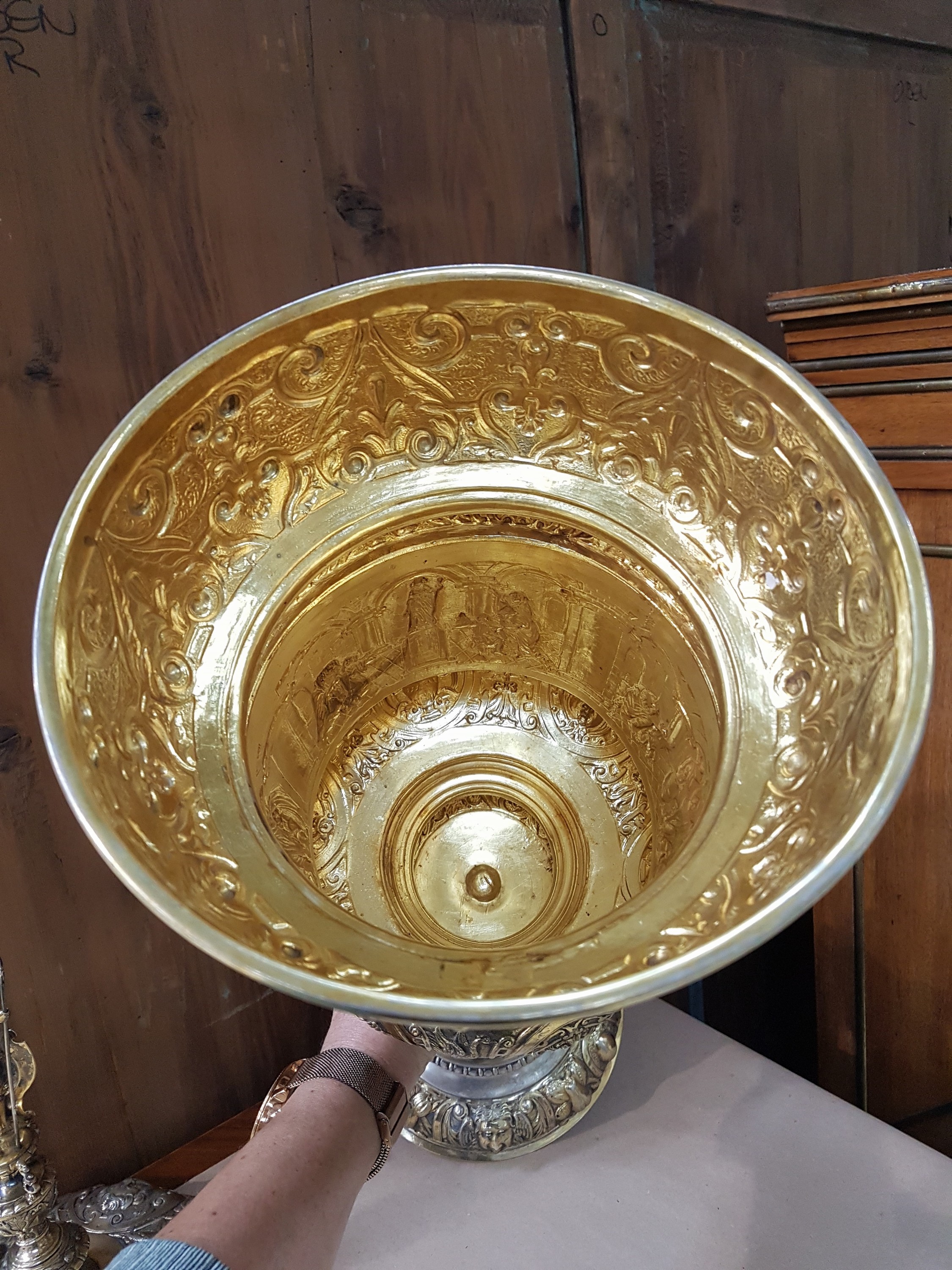 Detail k: Großer Deckelpokal nach rheinischem Vorbild des 16.Jh., Neresheim, Hanau, um 1880/90, 13-lötiges Silber, teilvergoldet, innenvergoldet, getrieben, ...