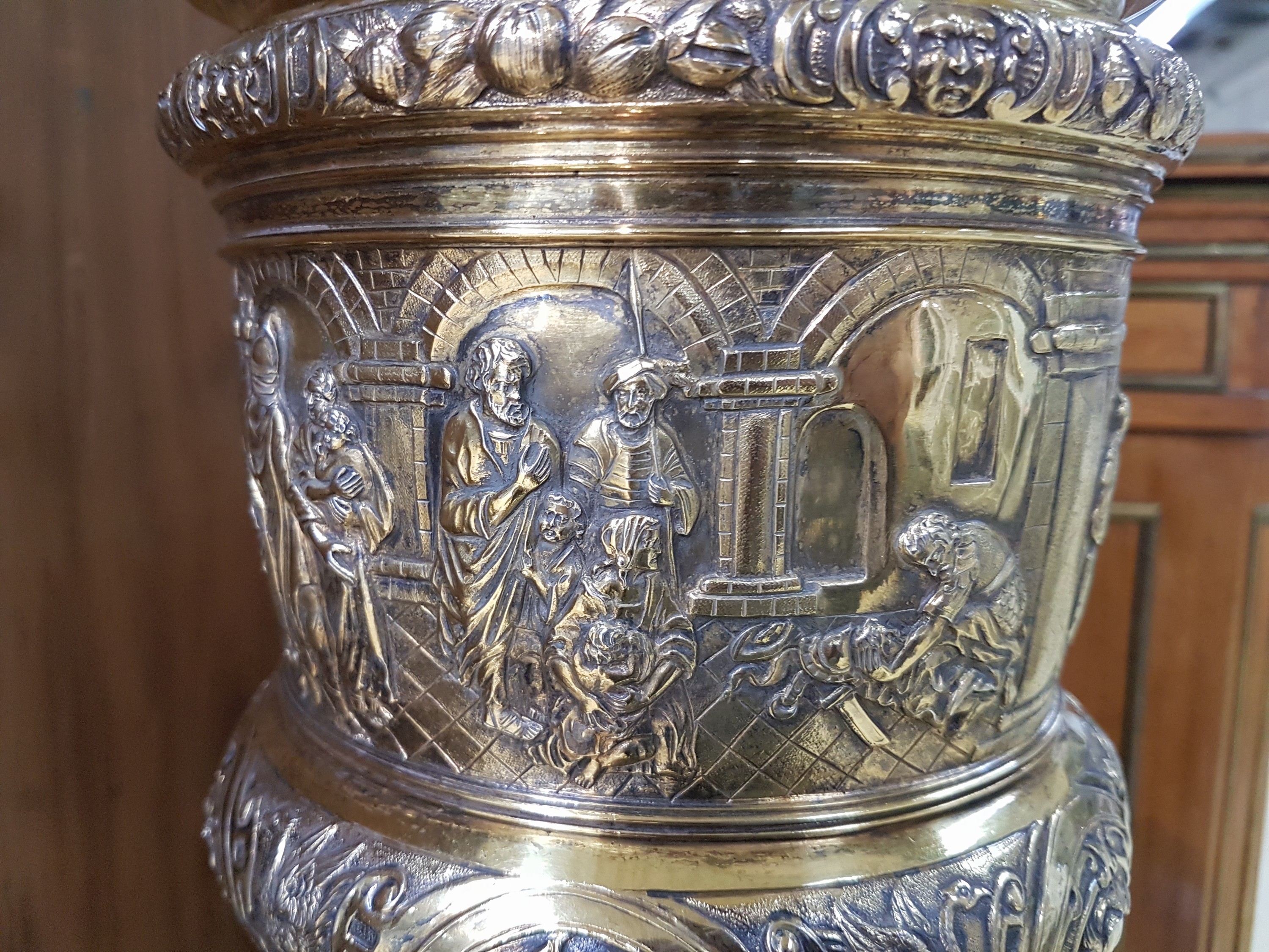 Detail l: Großer Deckelpokal nach rheinischem Vorbild des 16.Jh., Neresheim, Hanau, um 1880/90, 13-lötiges Silber, teilvergoldet, innenvergoldet, getrieben, ...