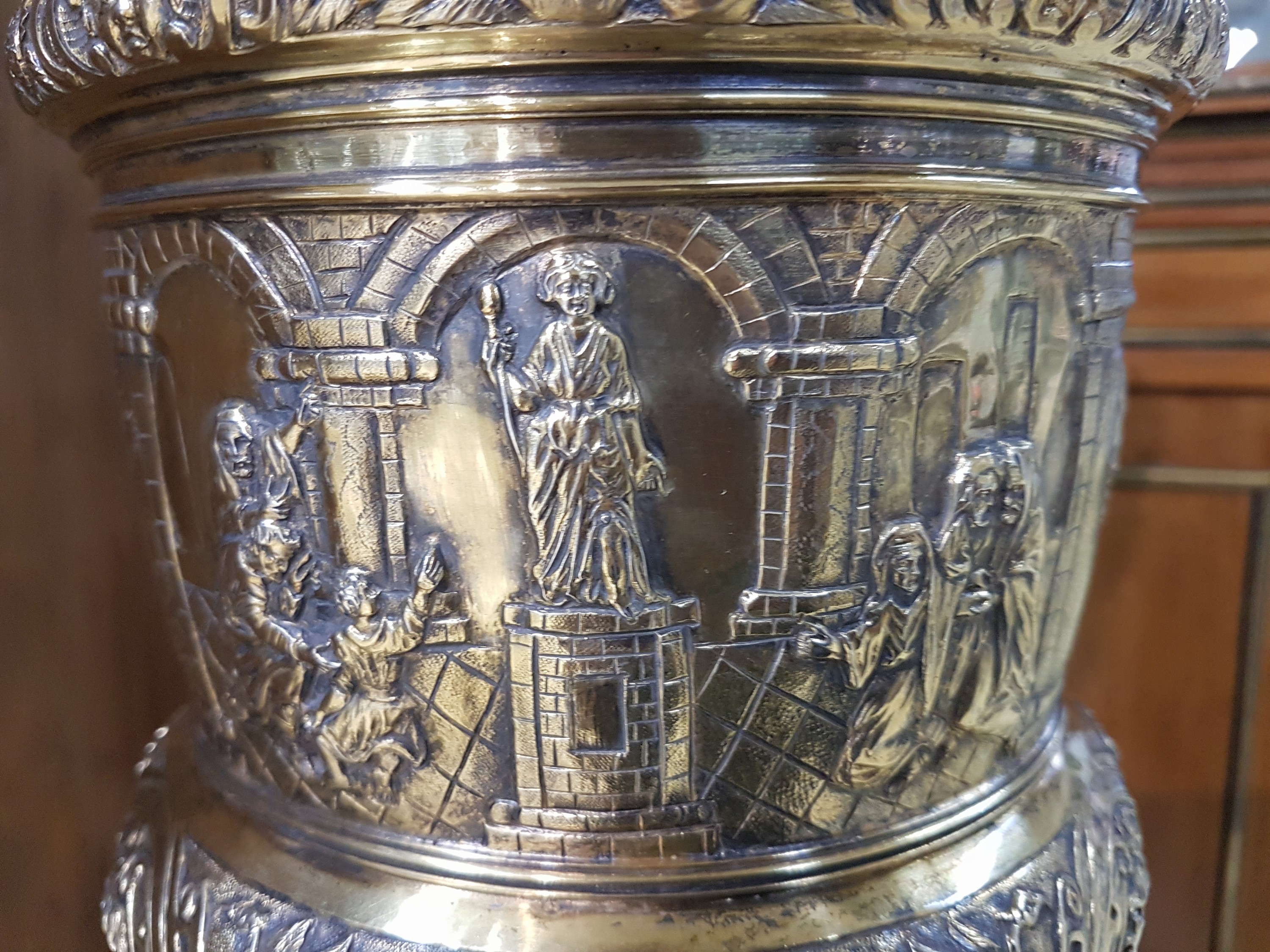 Detail m: Großer Deckelpokal nach rheinischem Vorbild des 16.Jh., Neresheim, Hanau, um 1880/90, 13-lötiges Silber, teilvergoldet, innenvergoldet, getrieben, ...