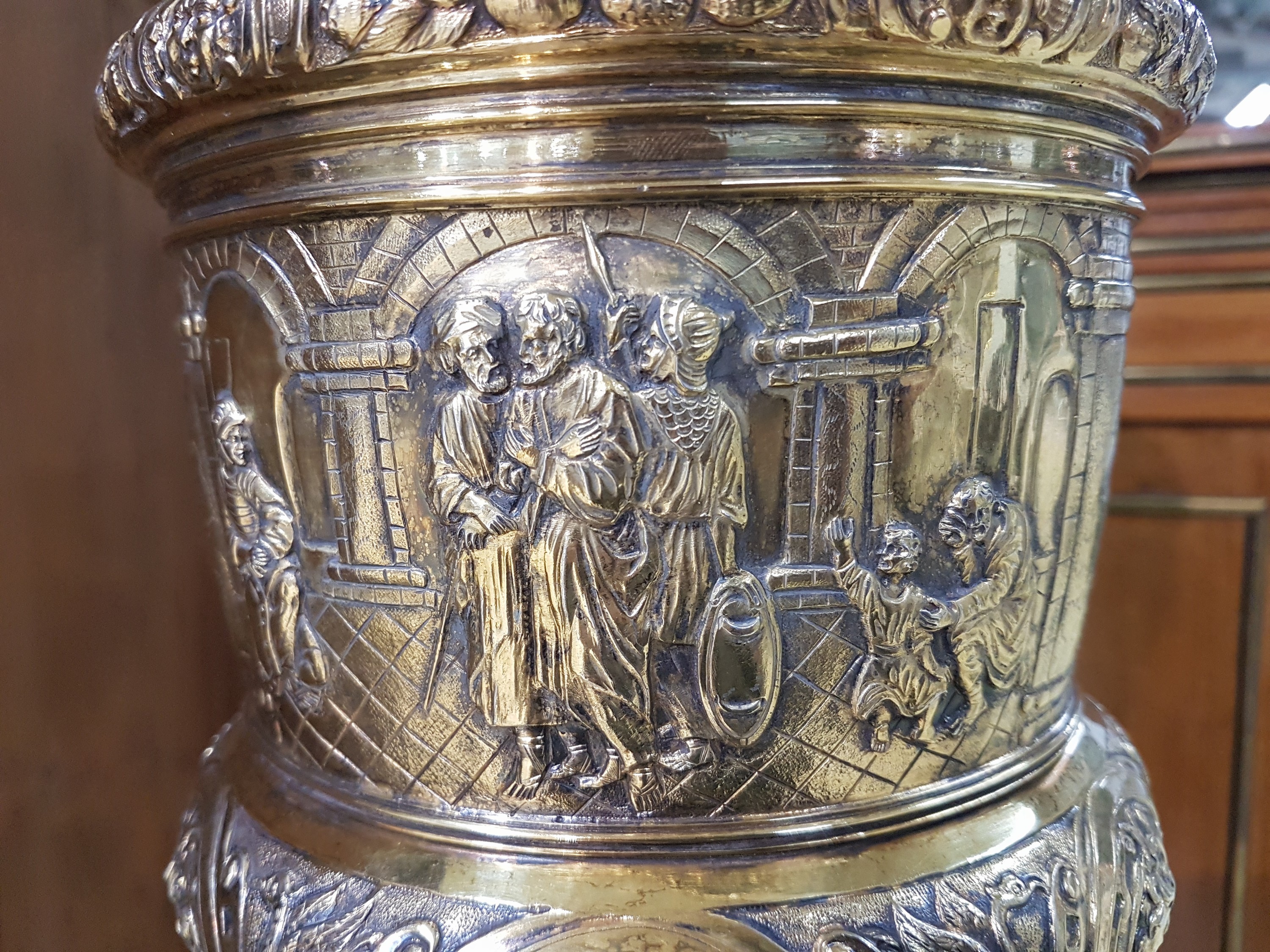 Detail n: Großer Deckelpokal nach rheinischem Vorbild des 16.Jh., Neresheim, Hanau, um 1880/90, 13-lötiges Silber, teilvergoldet, innenvergoldet, getrieben, ...