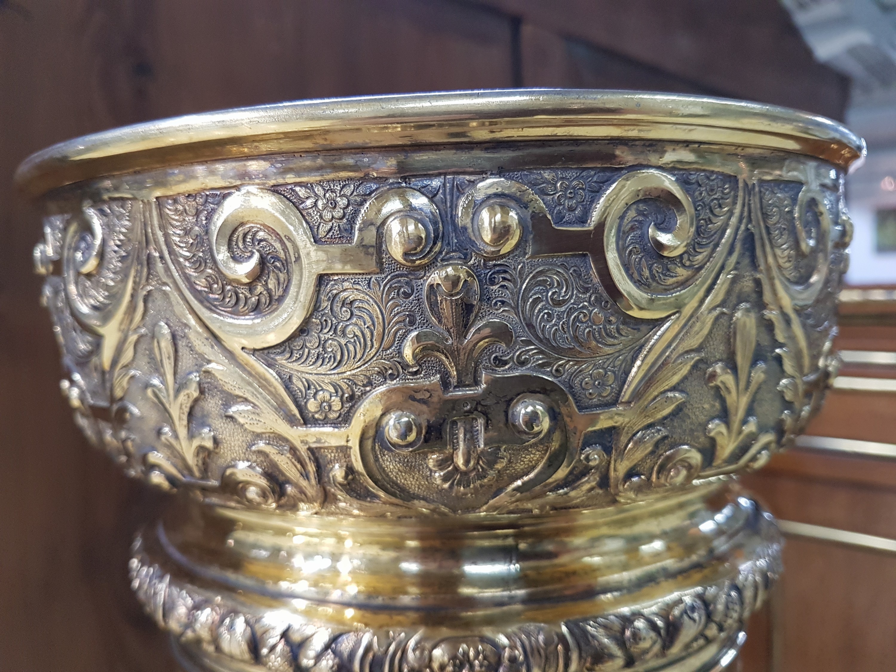 Detail o: Großer Deckelpokal nach rheinischem Vorbild des 16.Jh., Neresheim, Hanau, um 1880/90, 13-lötiges Silber, teilvergoldet, innenvergoldet, getrieben, ...
