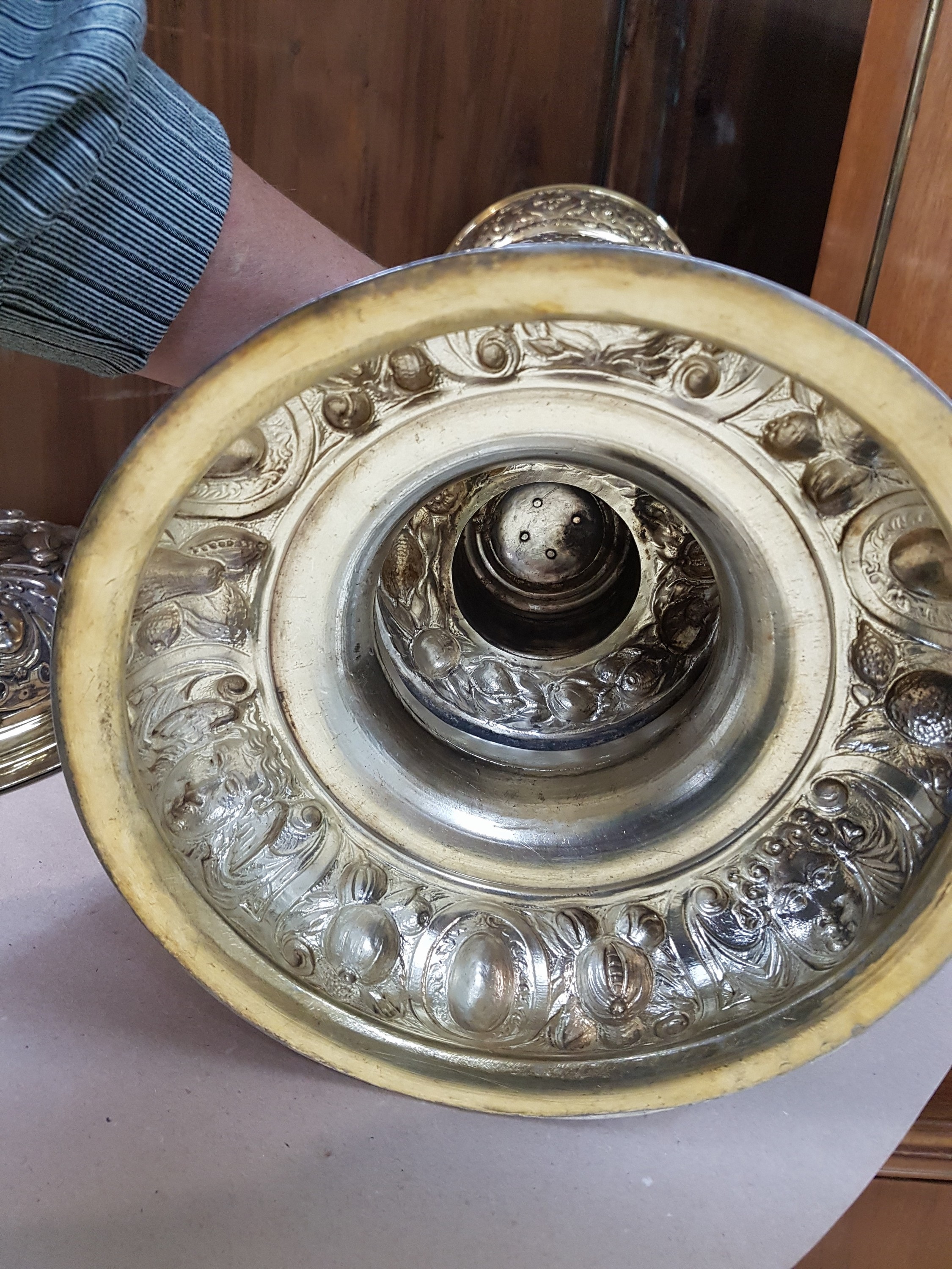 Detail p: Großer Deckelpokal nach rheinischem Vorbild des 16.Jh., Neresheim, Hanau, um 1880/90, 13-lötiges Silber, teilvergoldet, innenvergoldet, getrieben, ...