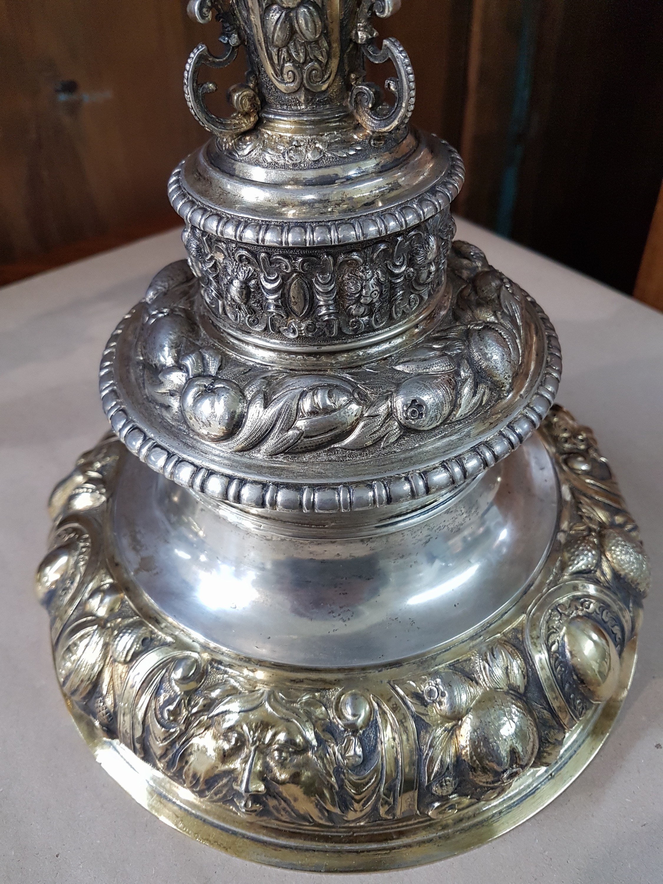 Detail q: Großer Deckelpokal nach rheinischem Vorbild des 16.Jh., Neresheim, Hanau, um 1880/90, 13-lötiges Silber, teilvergoldet, innenvergoldet, getrieben, ...