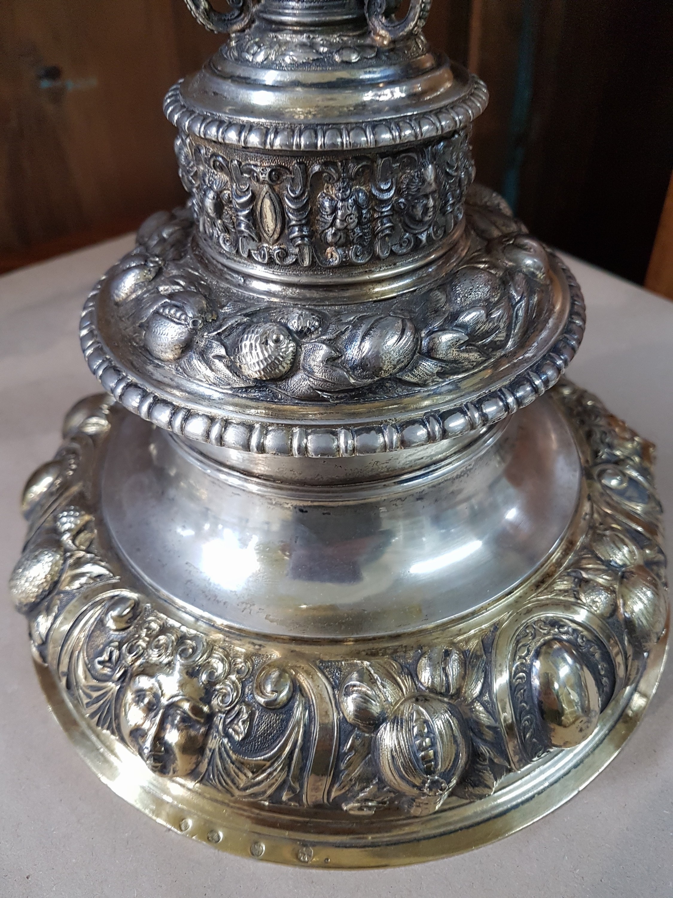 Detail r: Großer Deckelpokal nach rheinischem Vorbild des 16.Jh., Neresheim, Hanau, um 1880/90, 13-lötiges Silber, teilvergoldet, innenvergoldet, getrieben, ...