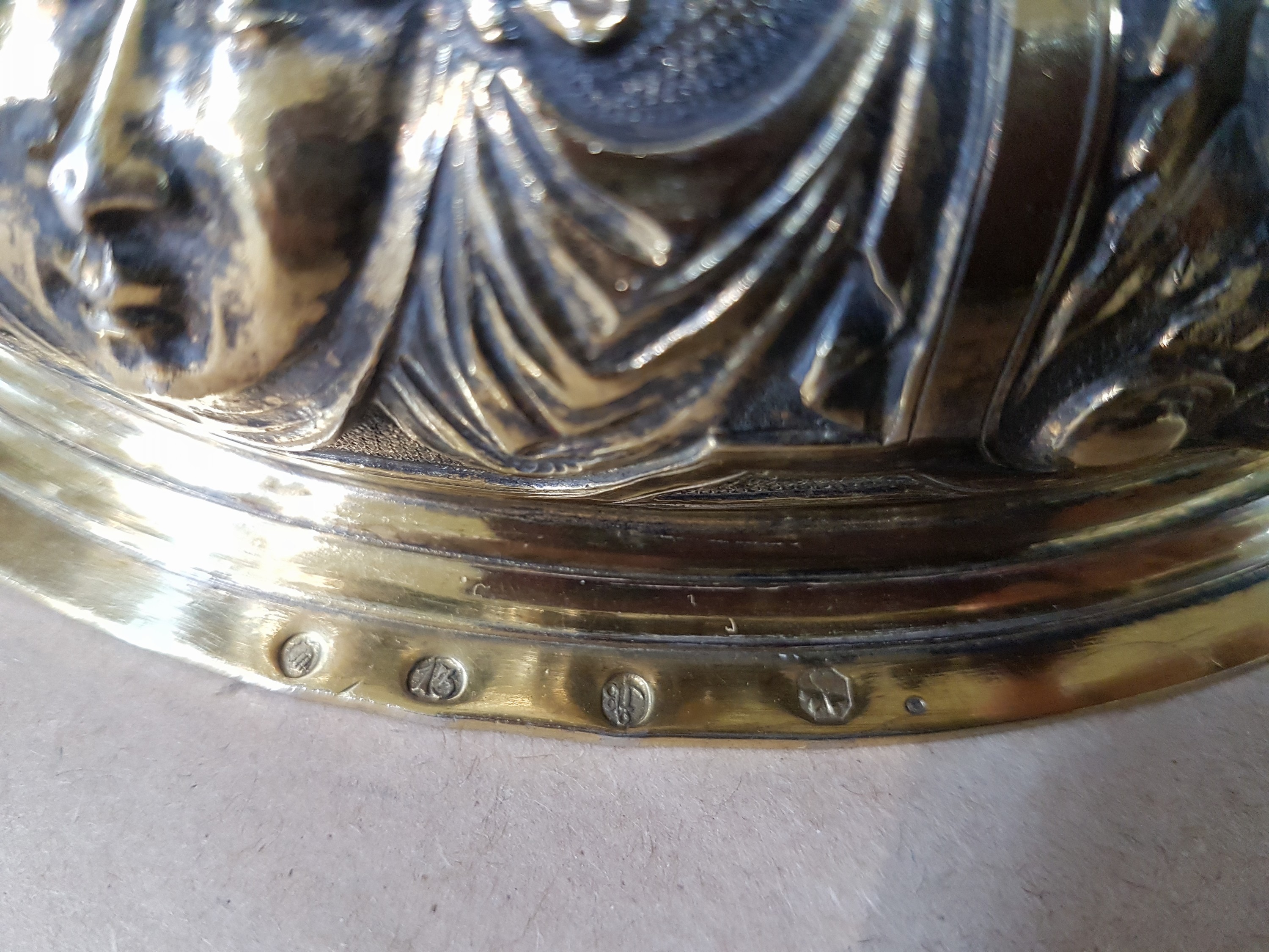 Detail s: Großer Deckelpokal nach rheinischem Vorbild des 16.Jh., Neresheim, Hanau, um 1880/90, 13-lötiges Silber, teilvergoldet, innenvergoldet, getrieben, ...