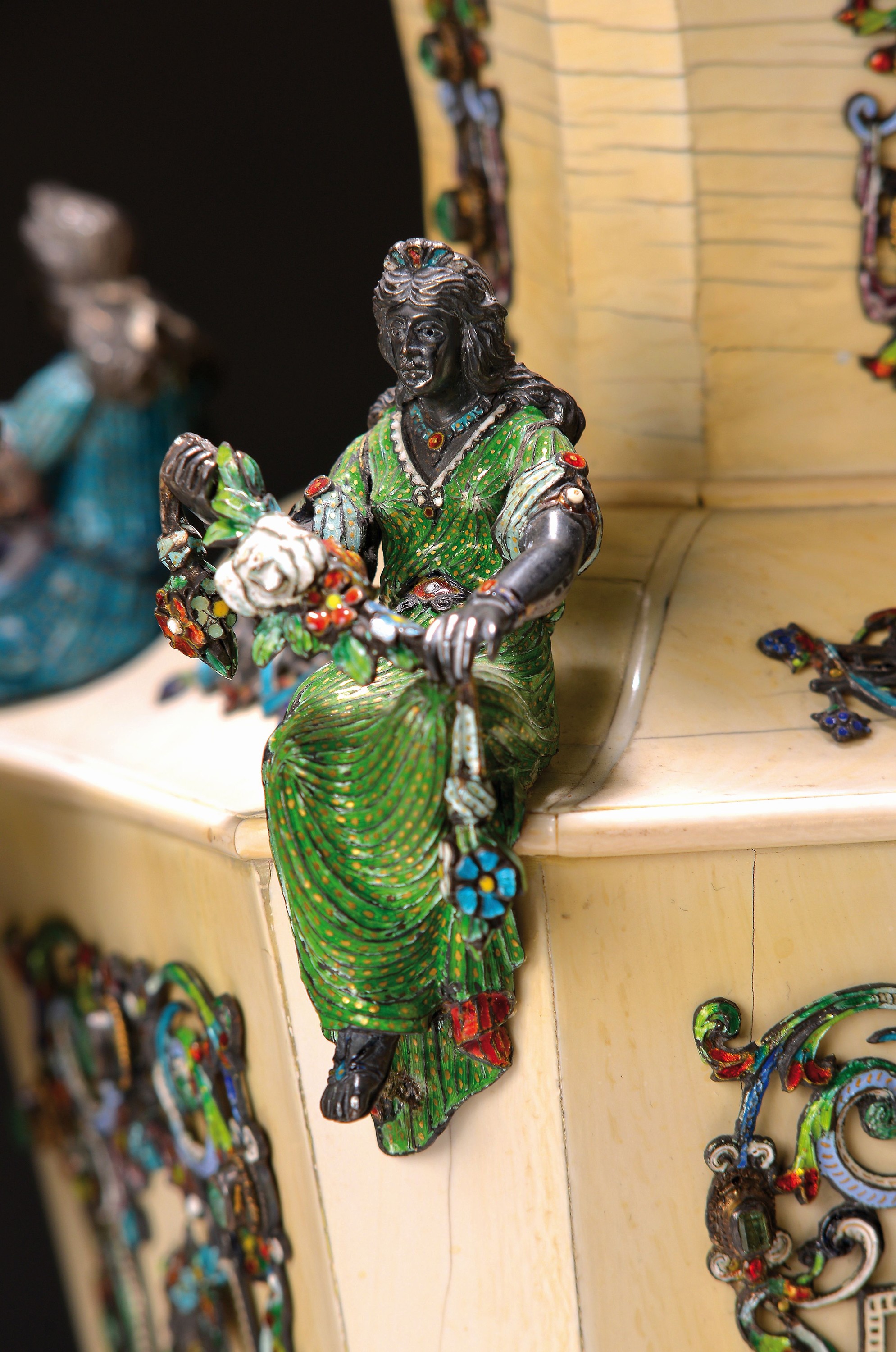 Detail a: Paar Vasen, Wien Österreich, 19. Jh., Elfenbein auf Holzkorpus, reich appliziert mit polychrom emaillierten Silberappliken und je fünf ...