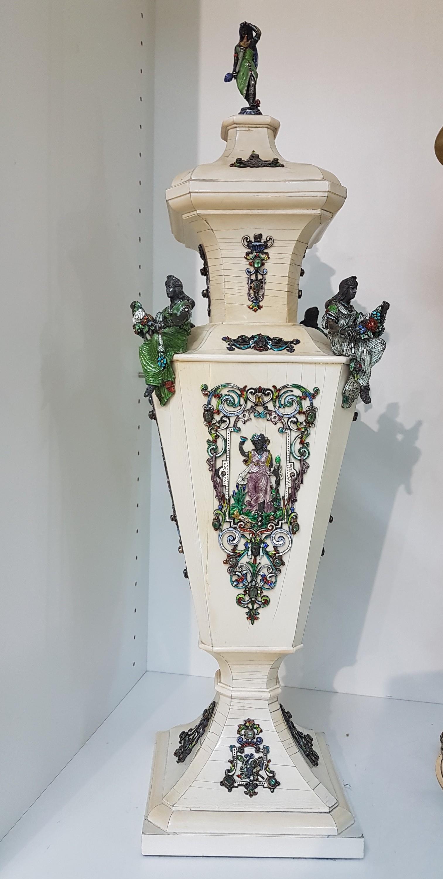 Detail b: Paar Vasen, Wien Österreich, 19. Jh., Elfenbein auf Holzkorpus, reich appliziert mit polychrom emaillierten Silberappliken und je fünf ...