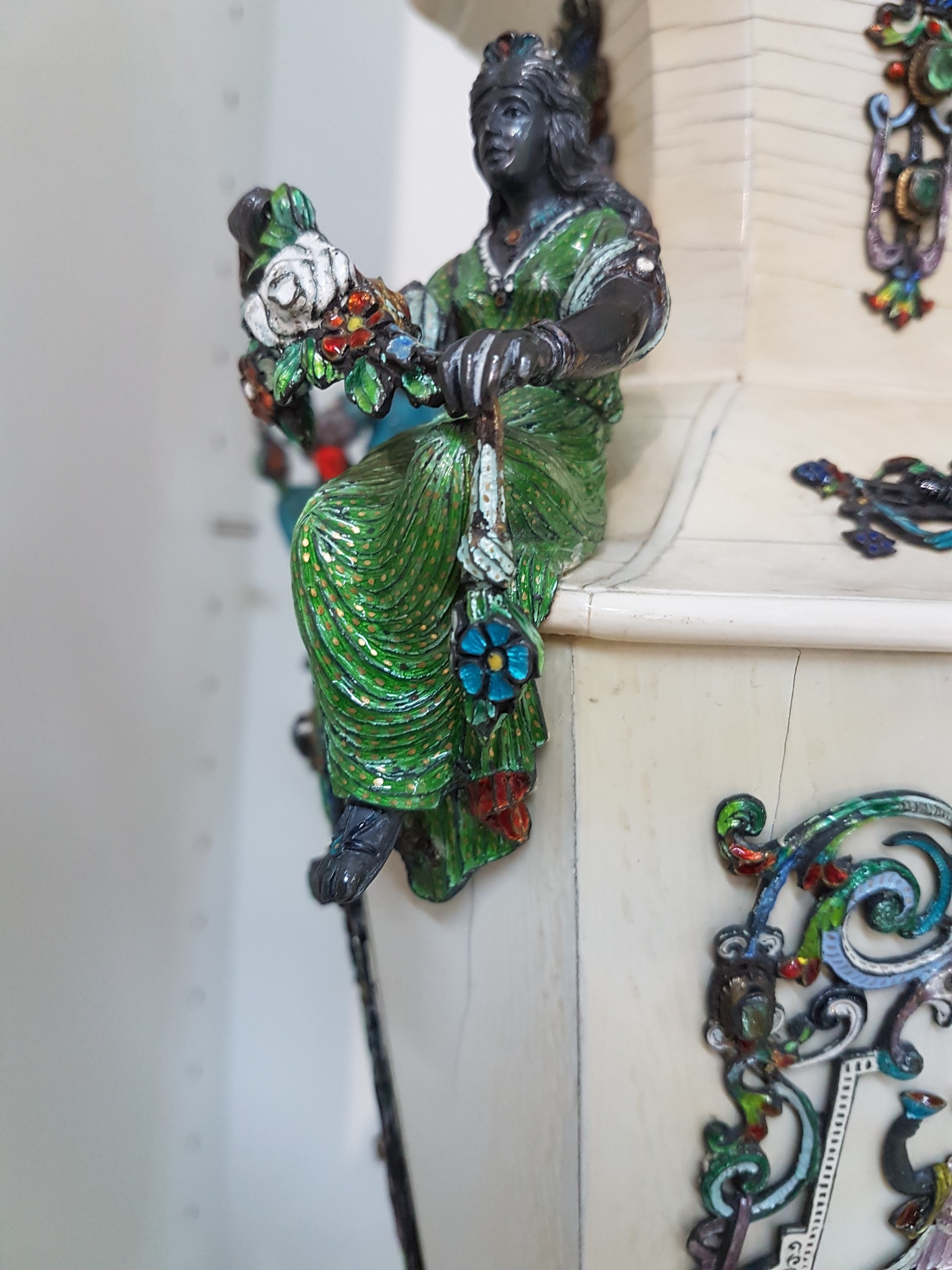 Detail d: Paar Vasen, Wien Österreich, 19. Jh., Elfenbein auf Holzkorpus, reich appliziert mit polychrom emaillierten Silberappliken und je fünf ...