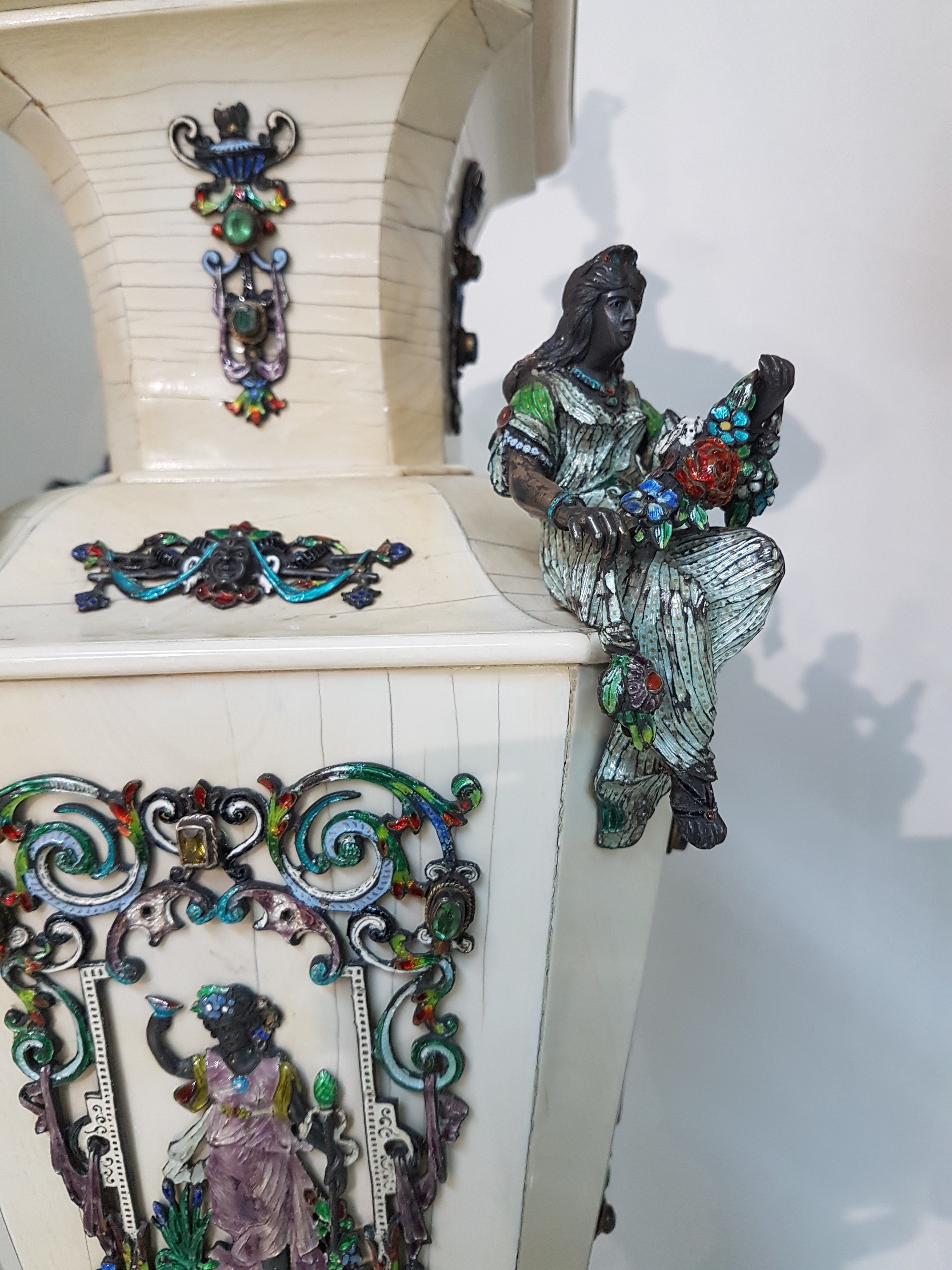 Detail e: Paar Vasen, Wien Österreich, 19. Jh., Elfenbein auf Holzkorpus, reich appliziert mit polychrom emaillierten Silberappliken und je fünf ...