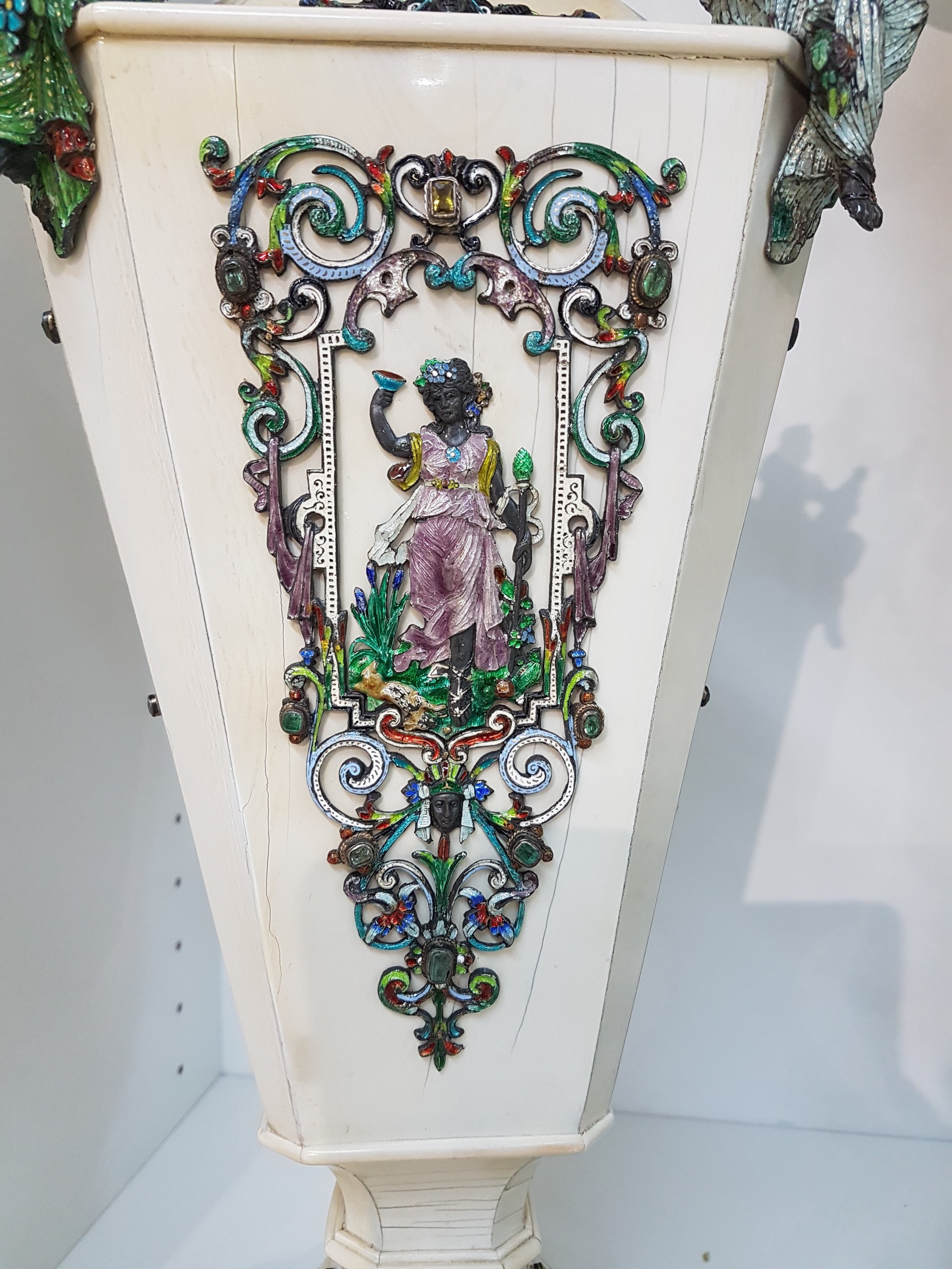 Detail f: Paar Vasen, Wien Österreich, 19. Jh., Elfenbein auf Holzkorpus, reich appliziert mit polychrom emaillierten Silberappliken und je fünf ...