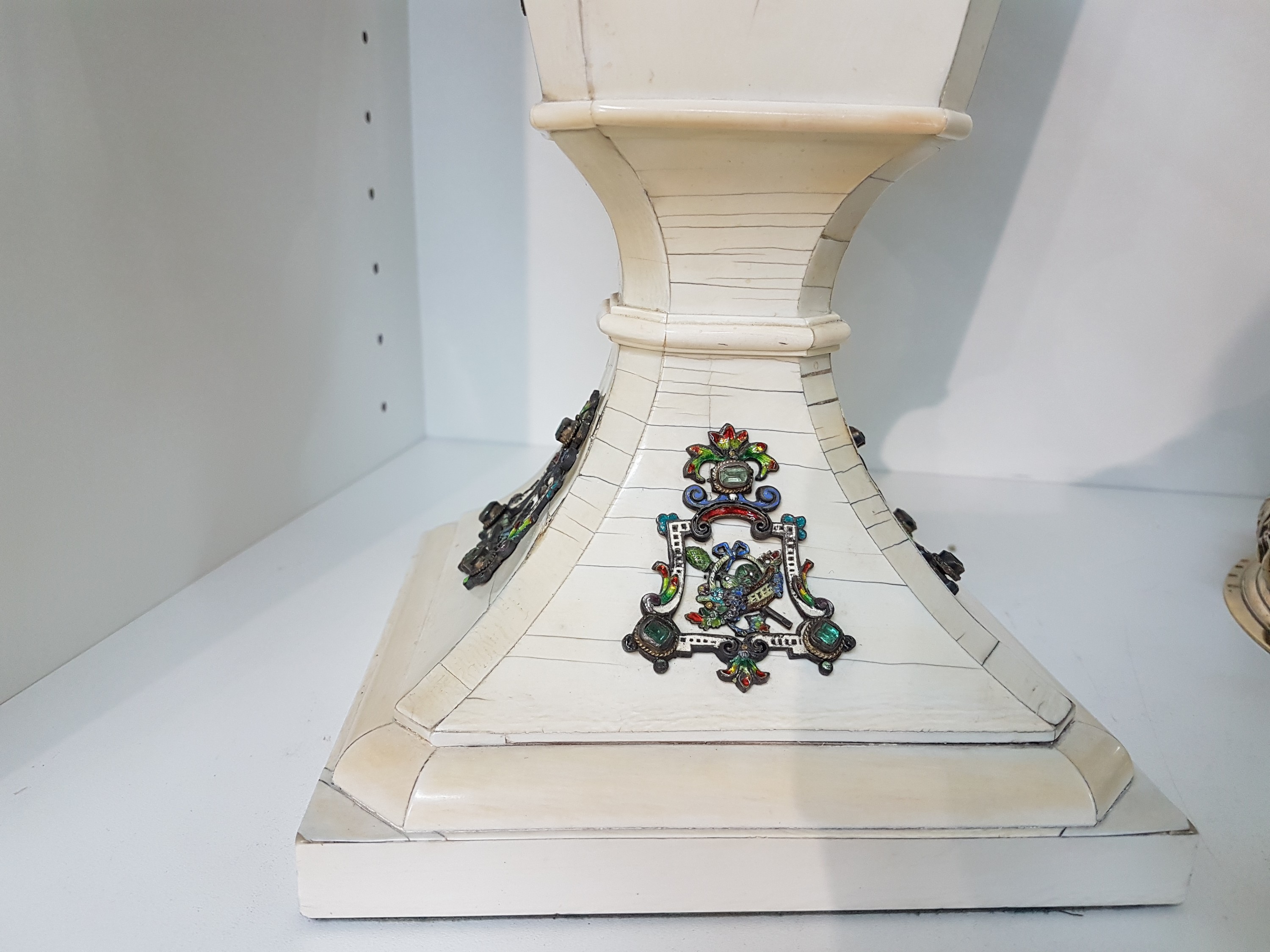Detail g: Paar Vasen, Wien Österreich, 19. Jh., Elfenbein auf Holzkorpus, reich appliziert mit polychrom emaillierten Silberappliken und je fünf ...
