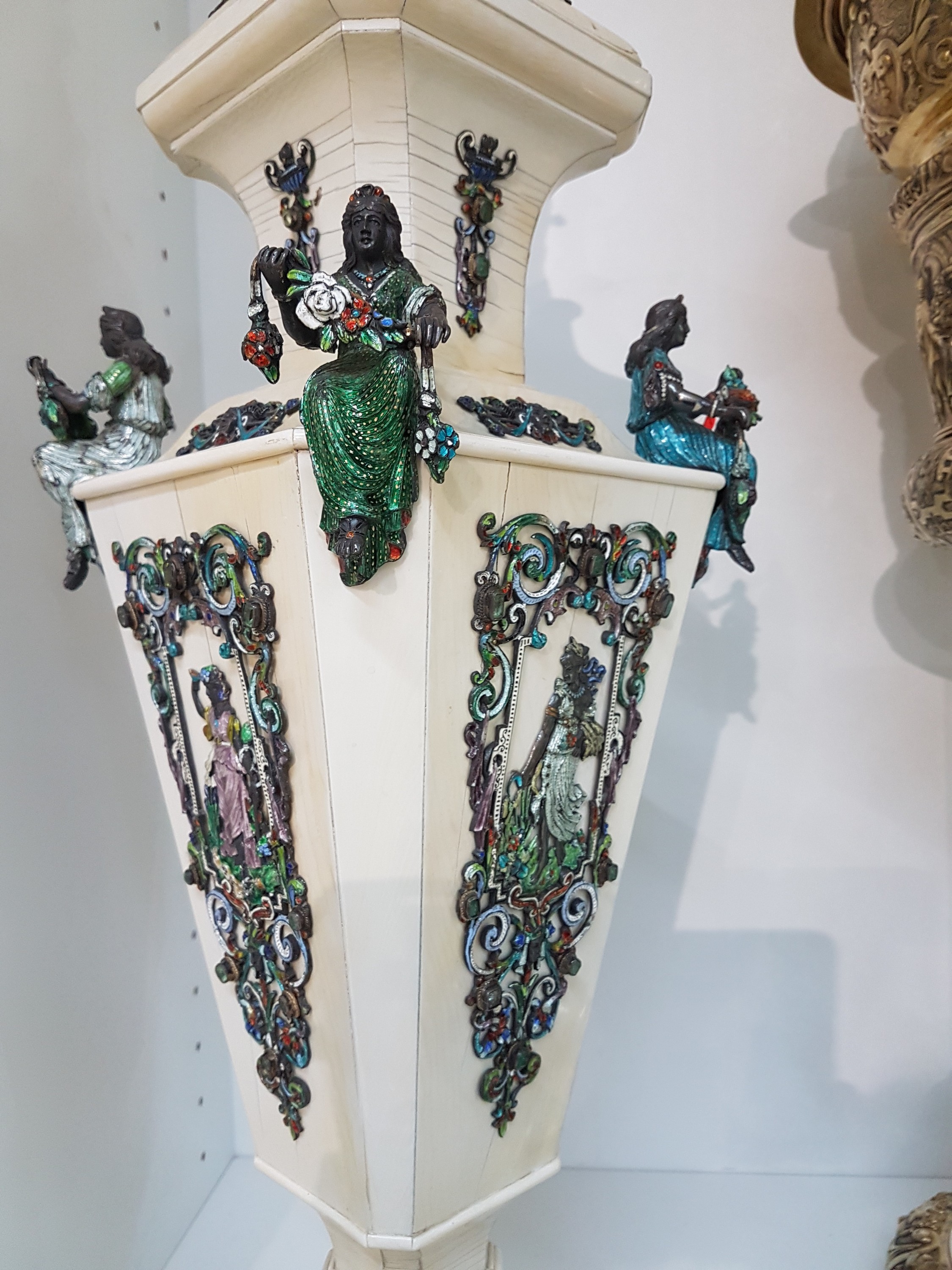 Detail h: Paar Vasen, Wien Österreich, 19. Jh., Elfenbein auf Holzkorpus, reich appliziert mit polychrom emaillierten Silberappliken und je fünf ...