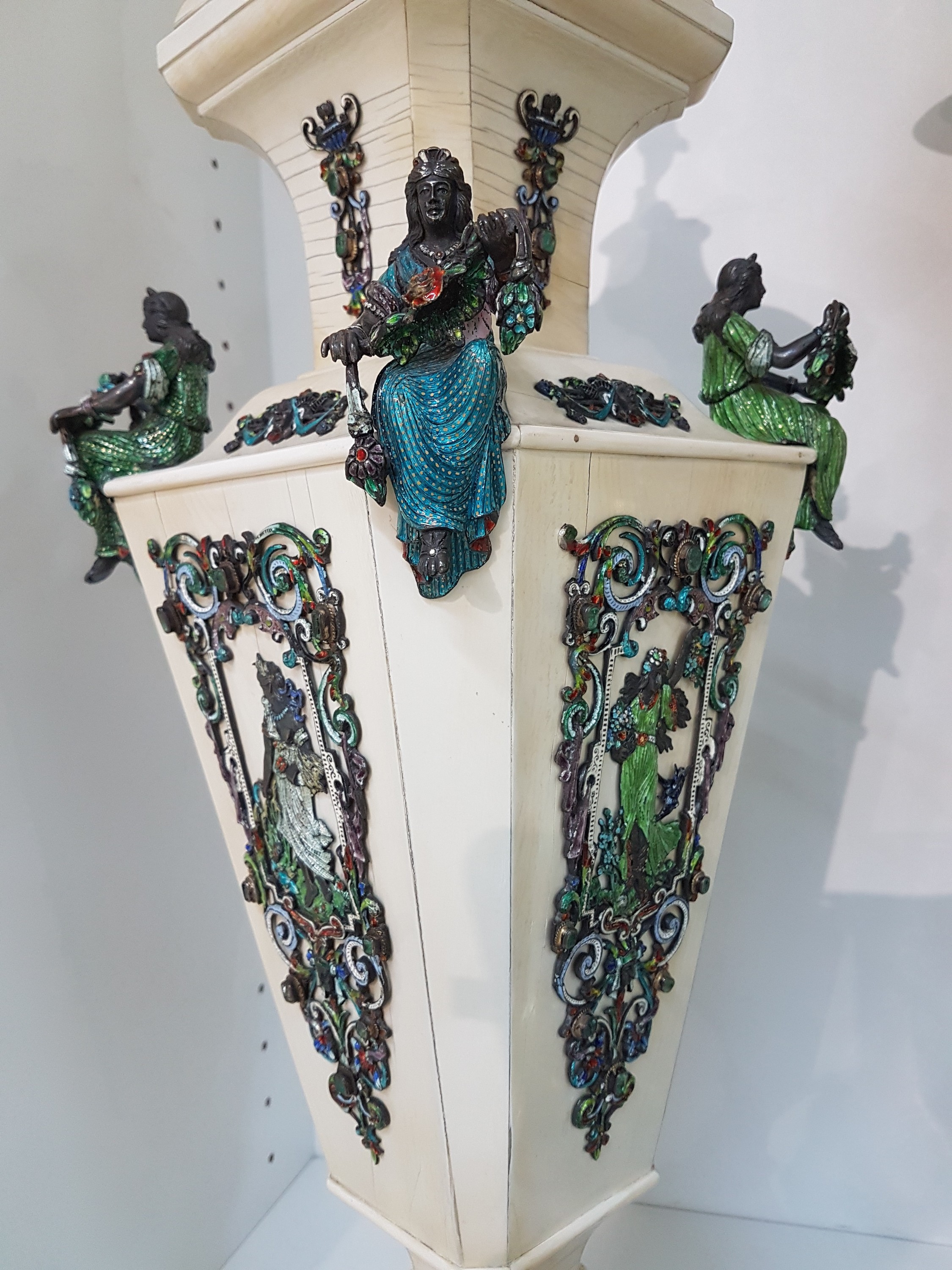 Detail i: Paar Vasen, Wien Österreich, 19. Jh., Elfenbein auf Holzkorpus, reich appliziert mit polychrom emaillierten Silberappliken und je fünf ...