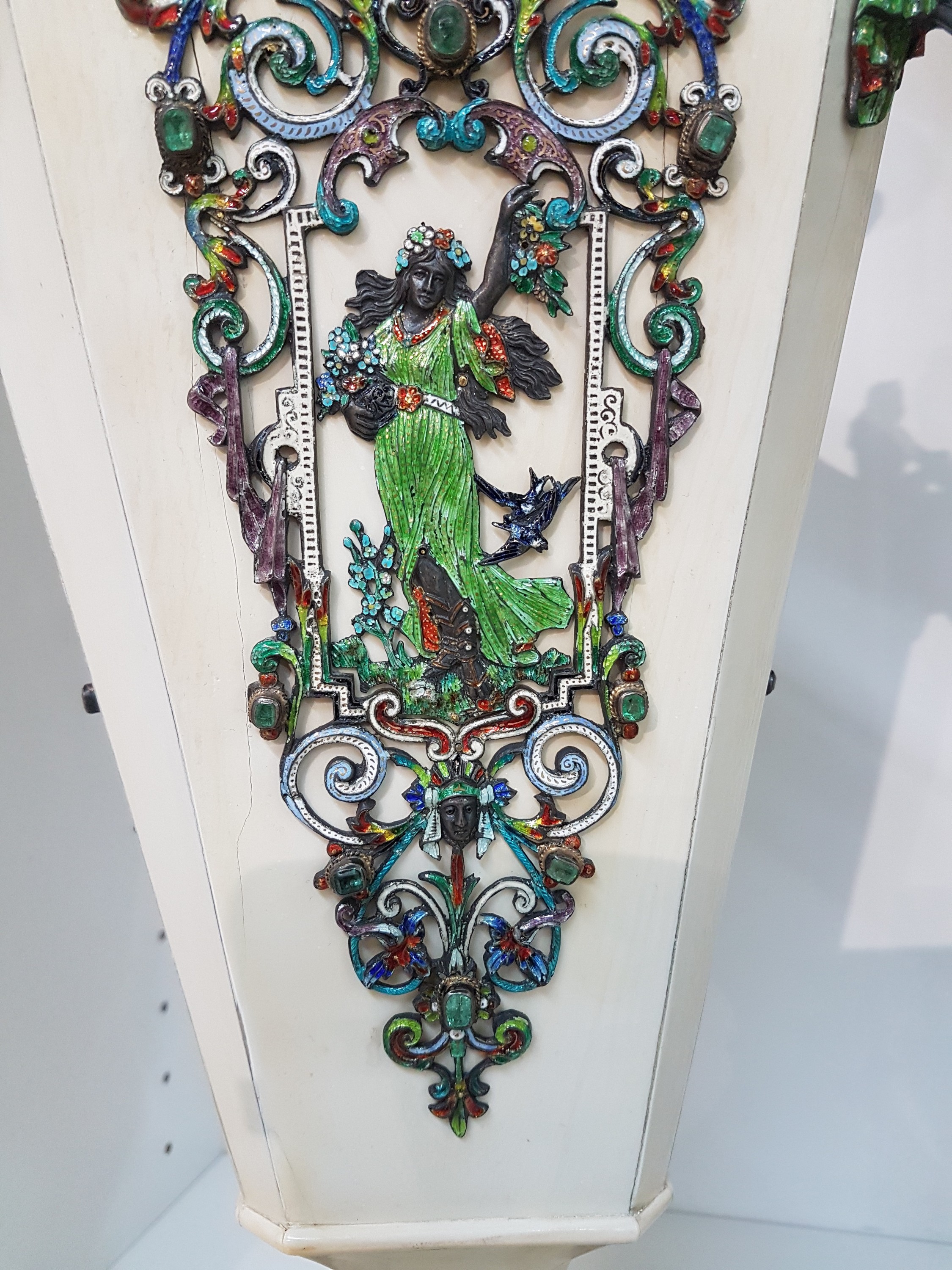 Detail j: Paar Vasen, Wien Österreich, 19. Jh., Elfenbein auf Holzkorpus, reich appliziert mit polychrom emaillierten Silberappliken und je fünf ...