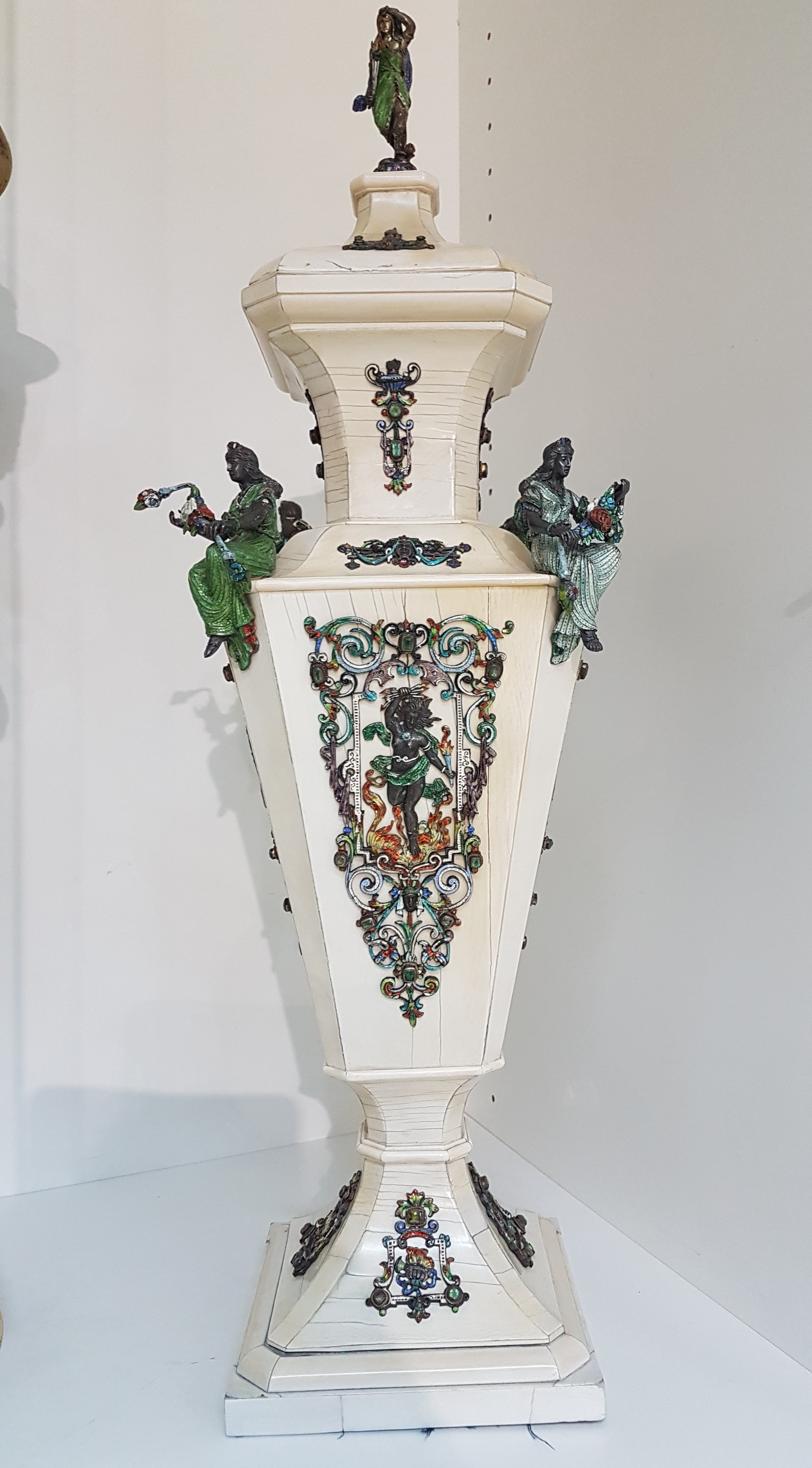 Detail l: Paar Vasen, Wien Österreich, 19. Jh., Elfenbein auf Holzkorpus, reich appliziert mit polychrom emaillierten Silberappliken und je fünf ...