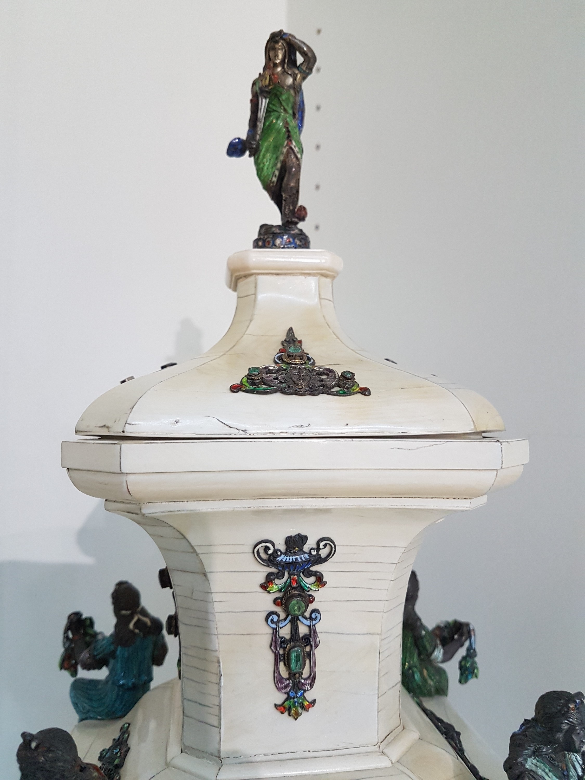 Detail m: Paar Vasen, Wien Österreich, 19. Jh., Elfenbein auf Holzkorpus, reich appliziert mit polychrom emaillierten Silberappliken und je fünf ...