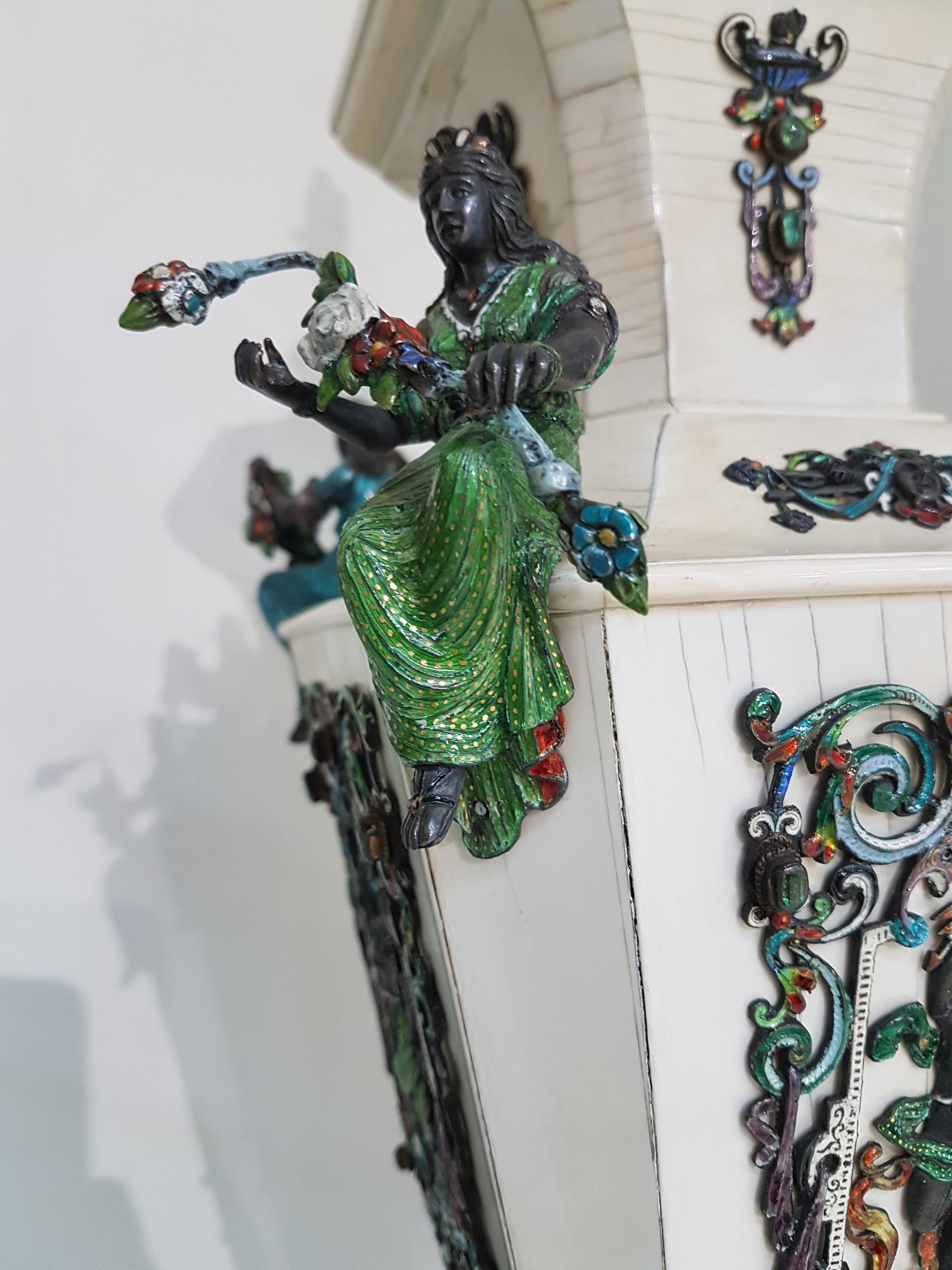 Detail o: Paar Vasen, Wien Österreich, 19. Jh., Elfenbein auf Holzkorpus, reich appliziert mit polychrom emaillierten Silberappliken und je fünf ...