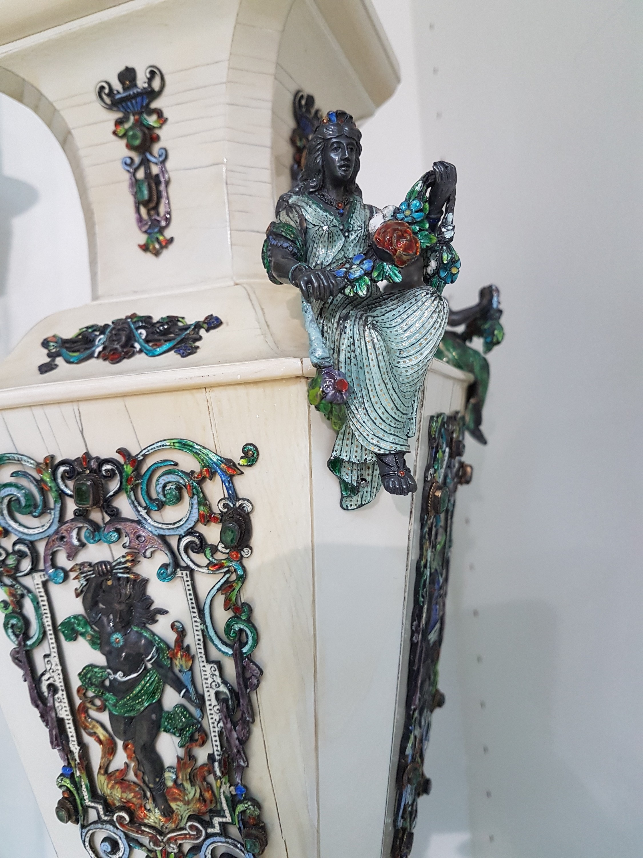 Detail p: Paar Vasen, Wien Österreich, 19. Jh., Elfenbein auf Holzkorpus, reich appliziert mit polychrom emaillierten Silberappliken und je fünf ...