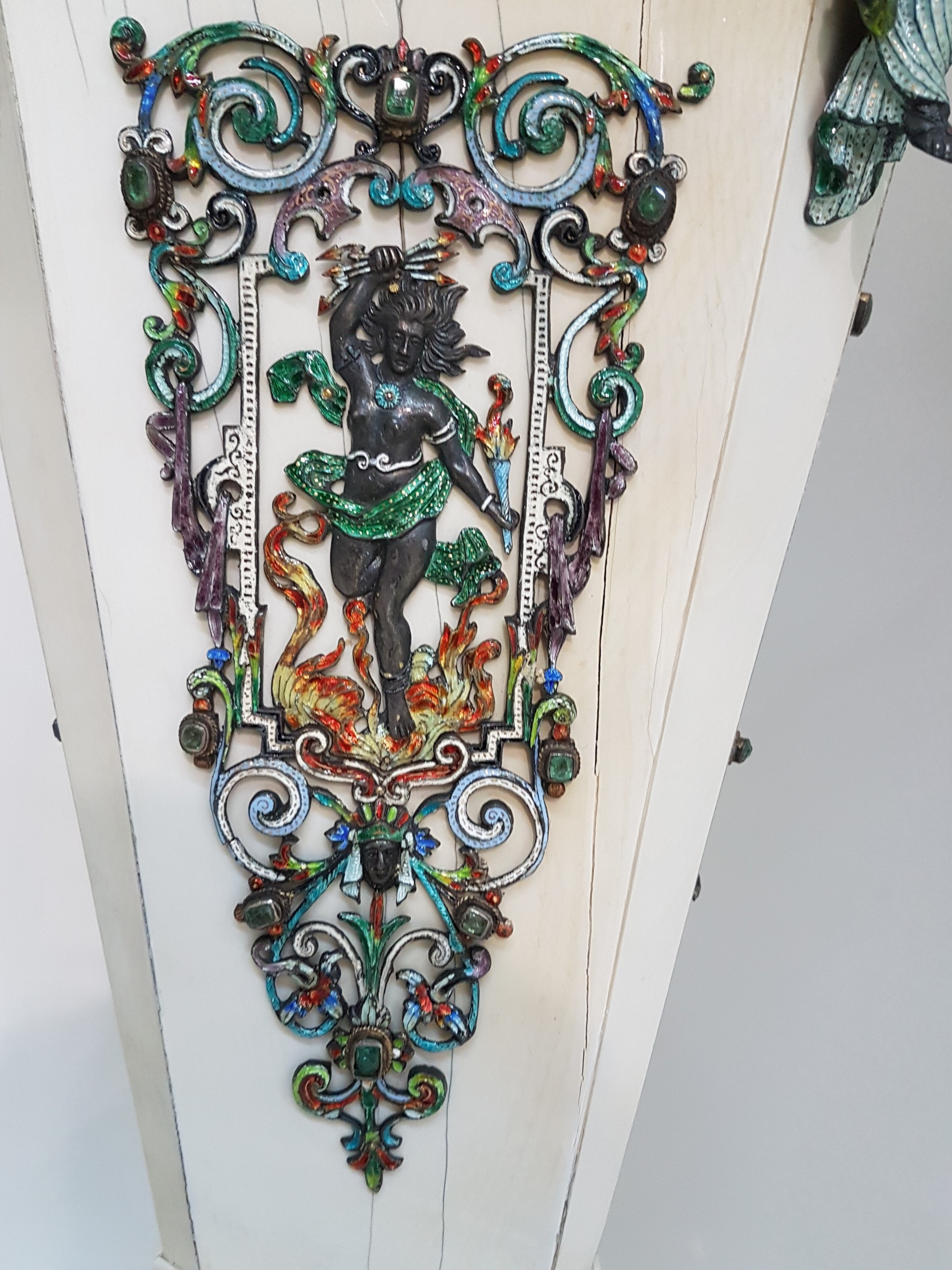 Detail q: Paar Vasen, Wien Österreich, 19. Jh., Elfenbein auf Holzkorpus, reich appliziert mit polychrom emaillierten Silberappliken und je fünf ...