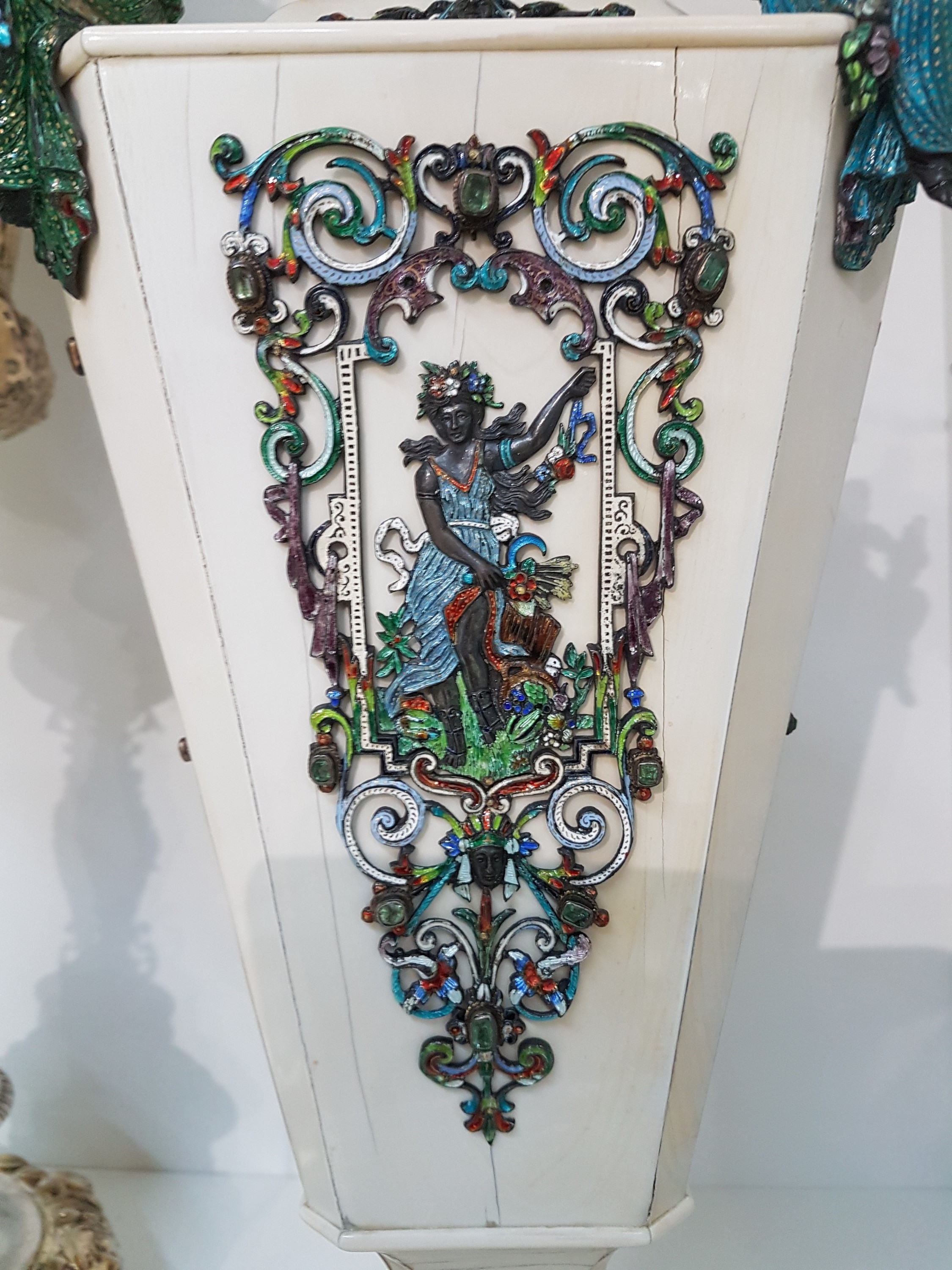 Detail t: Paar Vasen, Wien Österreich, 19. Jh., Elfenbein auf Holzkorpus, reich appliziert mit polychrom emaillierten Silberappliken und je fünf ...