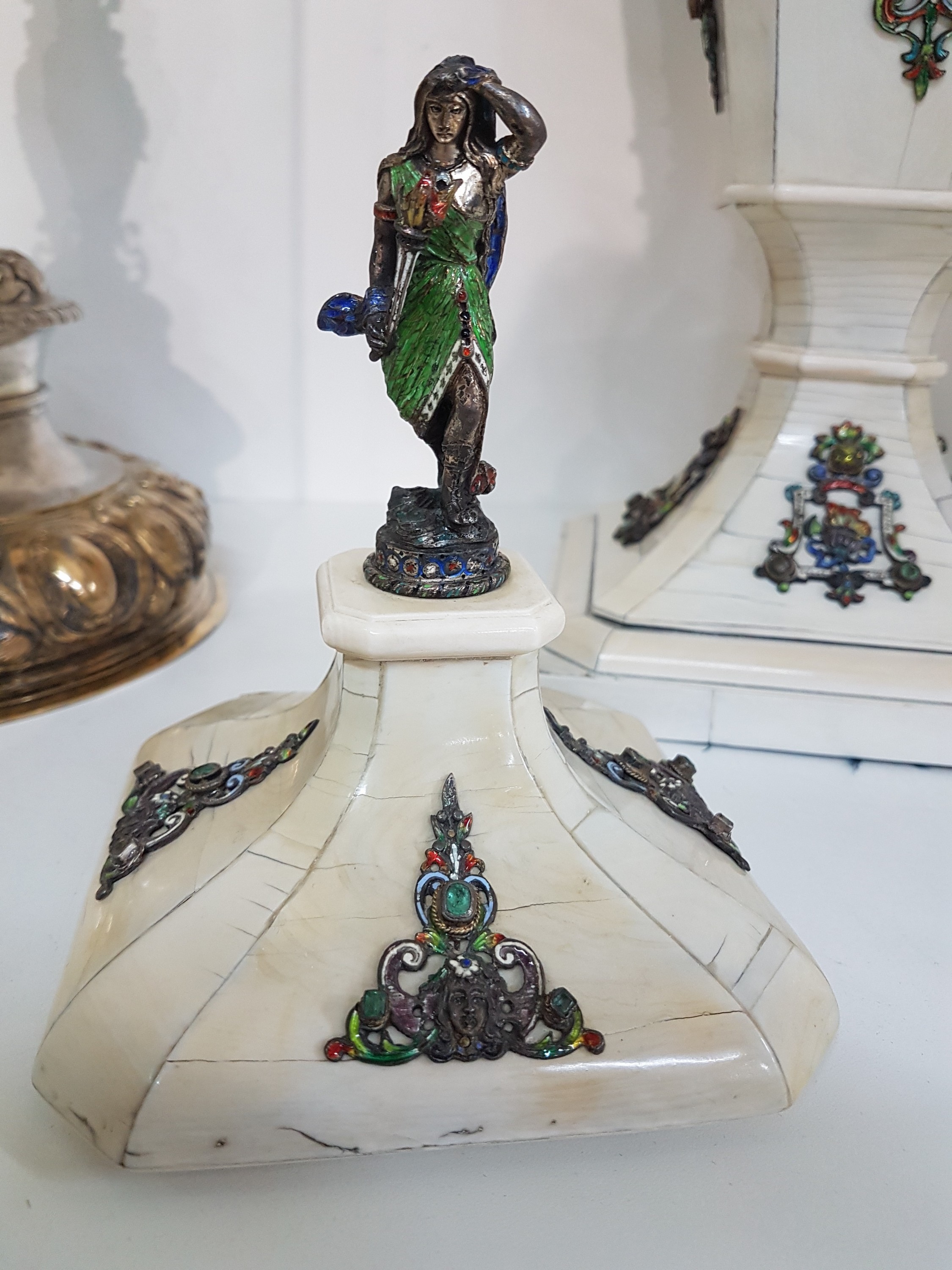 Detail w: Paar Vasen, Wien Österreich, 19. Jh., Elfenbein auf Holzkorpus, reich appliziert mit polychrom emaillierten Silberappliken und je fünf ...