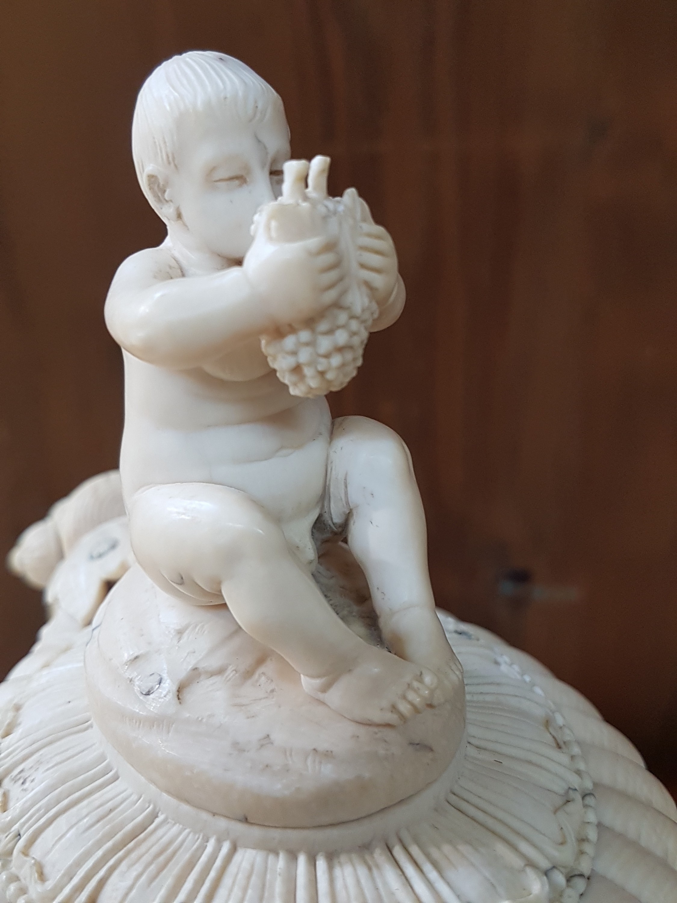 Detail e: Deckelkrug, deutsch, 16. Jh., wohl Leonhard Kern, vollständig aus Elfenbein, umlaufend reich und tief geschnitzt mit vielfigurigem bacchantischem ...