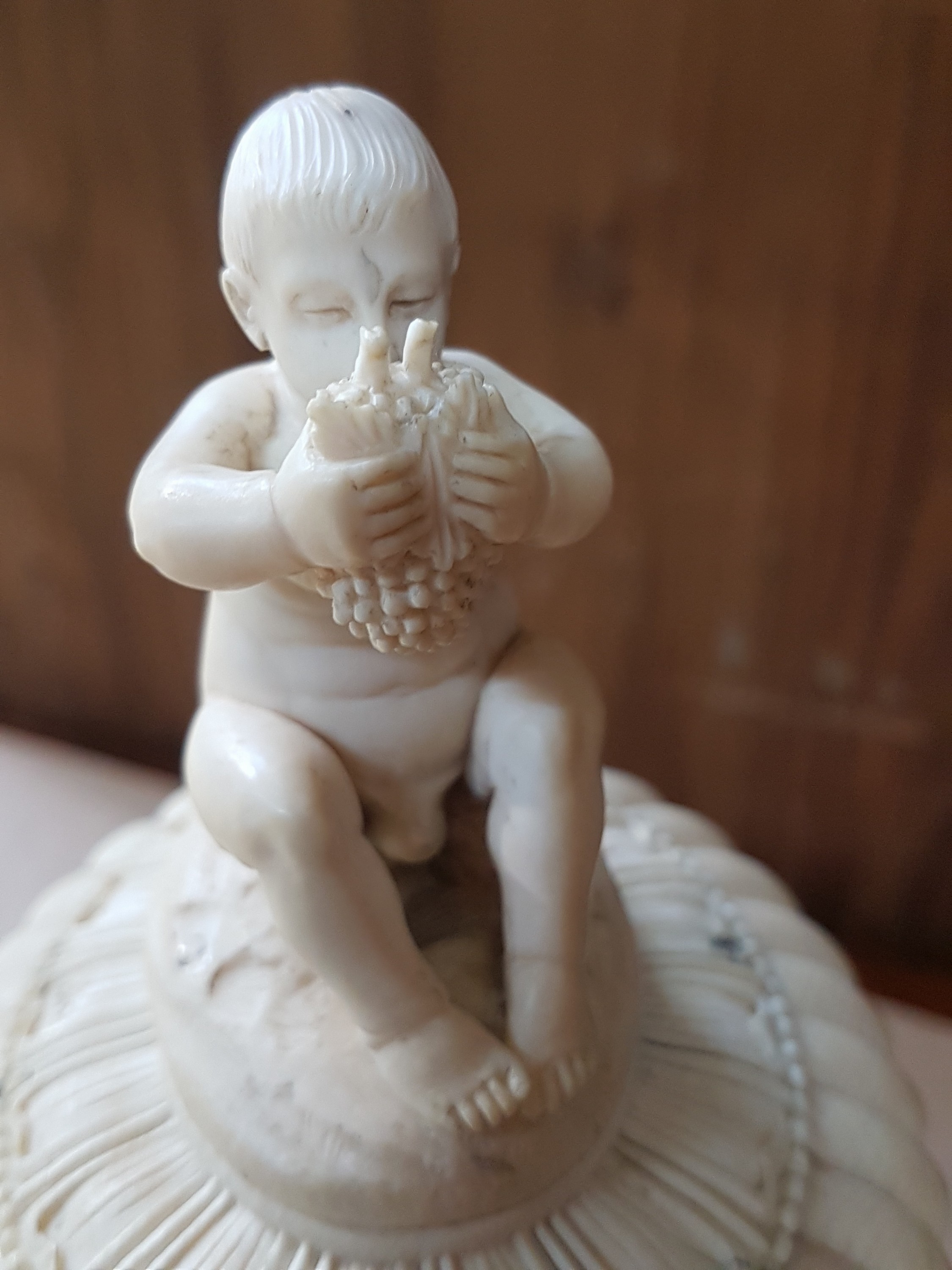 Detail f: Deckelkrug, deutsch, 16. Jh., wohl Leonhard Kern, vollständig aus Elfenbein, umlaufend reich und tief geschnitzt mit vielfigurigem bacchantischem ...