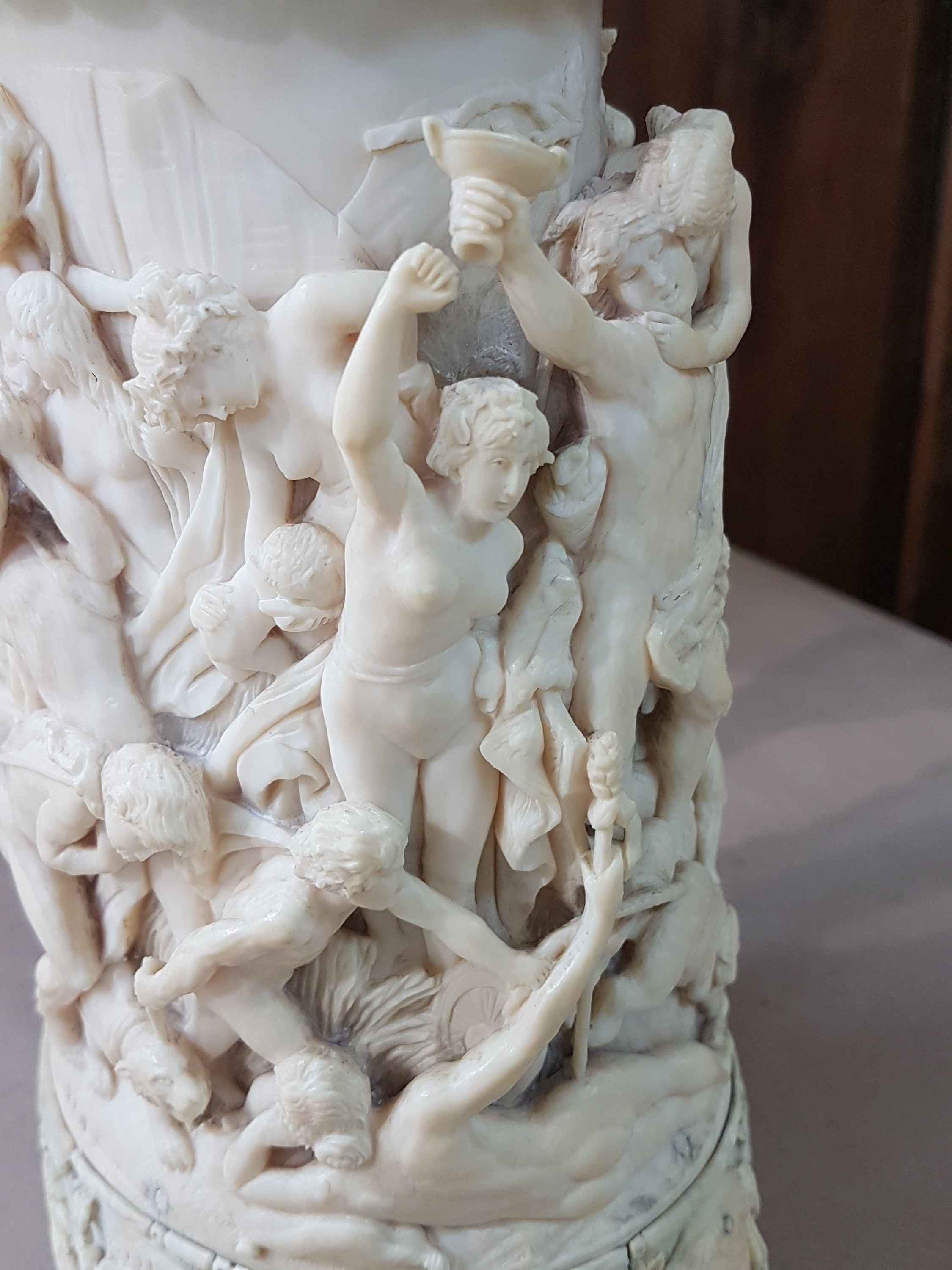 Detail g: Deckelkrug, deutsch, 16. Jh., wohl Leonhard Kern, vollständig aus Elfenbein, umlaufend reich und tief geschnitzt mit vielfigurigem bacchantischem ...