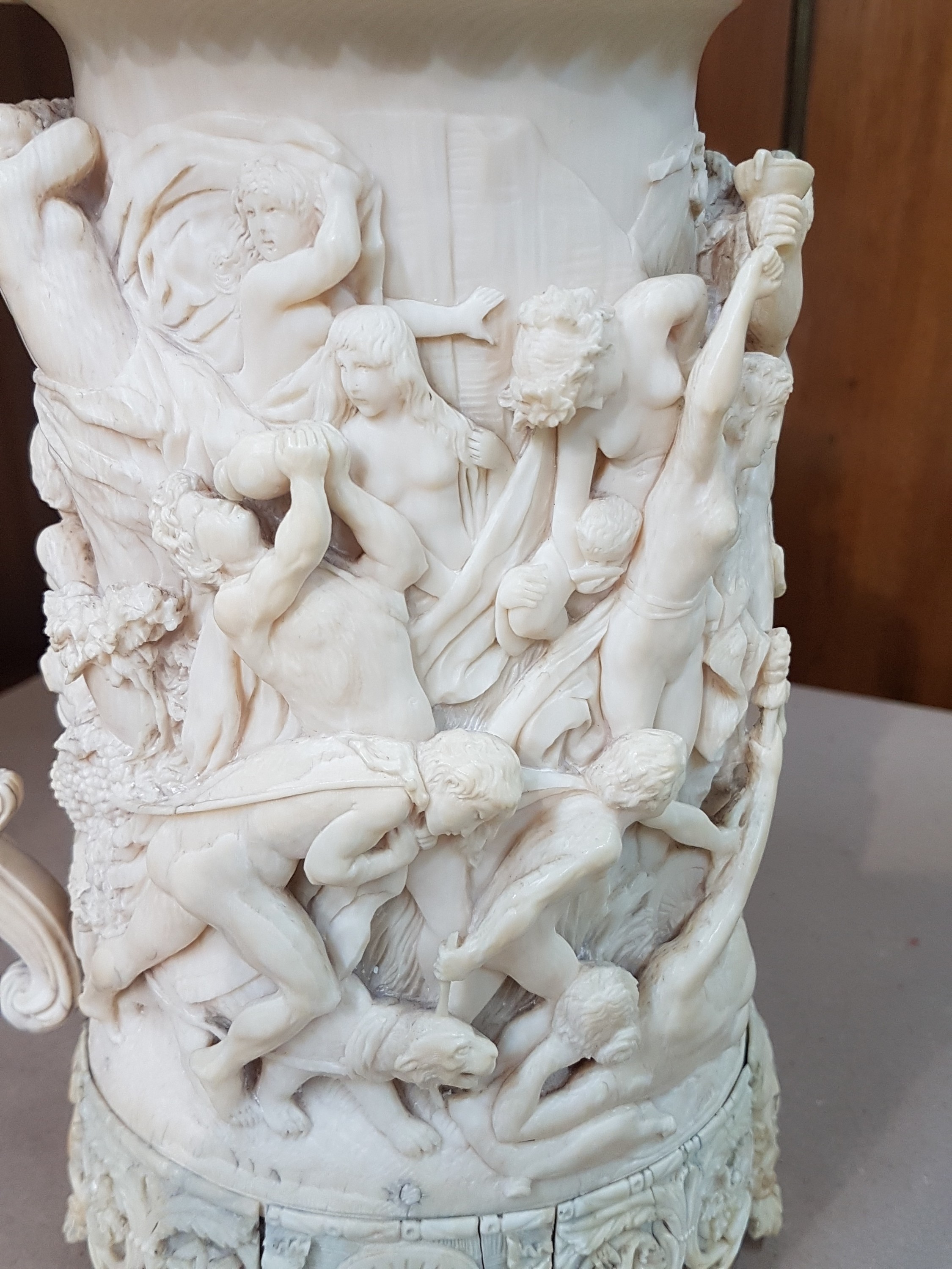 Detail h: Deckelkrug, deutsch, 16. Jh., wohl Leonhard Kern, vollständig aus Elfenbein, umlaufend reich und tief geschnitzt mit vielfigurigem bacchantischem ...
