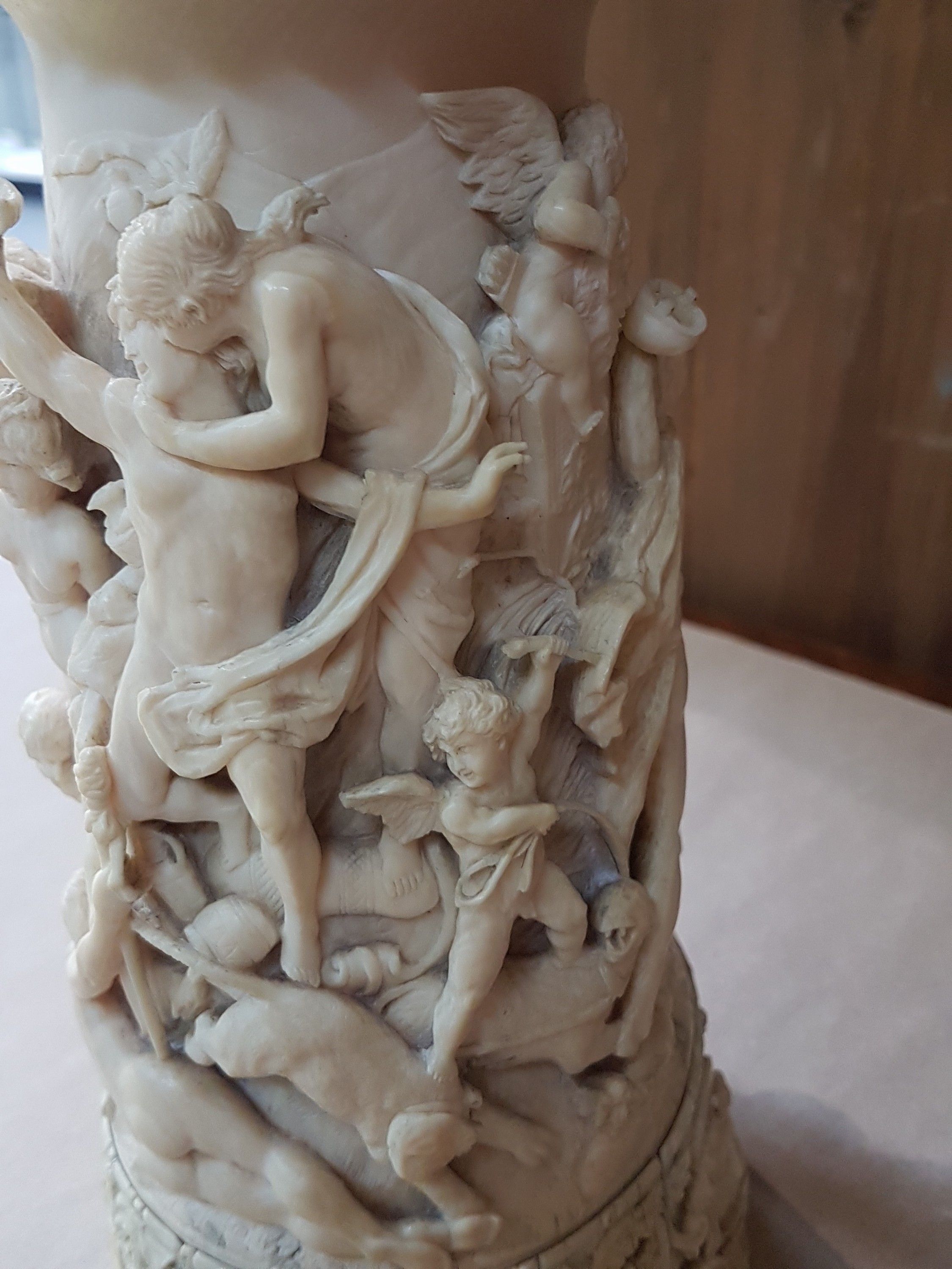 Detail i: Deckelkrug, deutsch, 16. Jh., wohl Leonhard Kern, vollständig aus Elfenbein, umlaufend reich und tief geschnitzt mit vielfigurigem bacchantischem ...