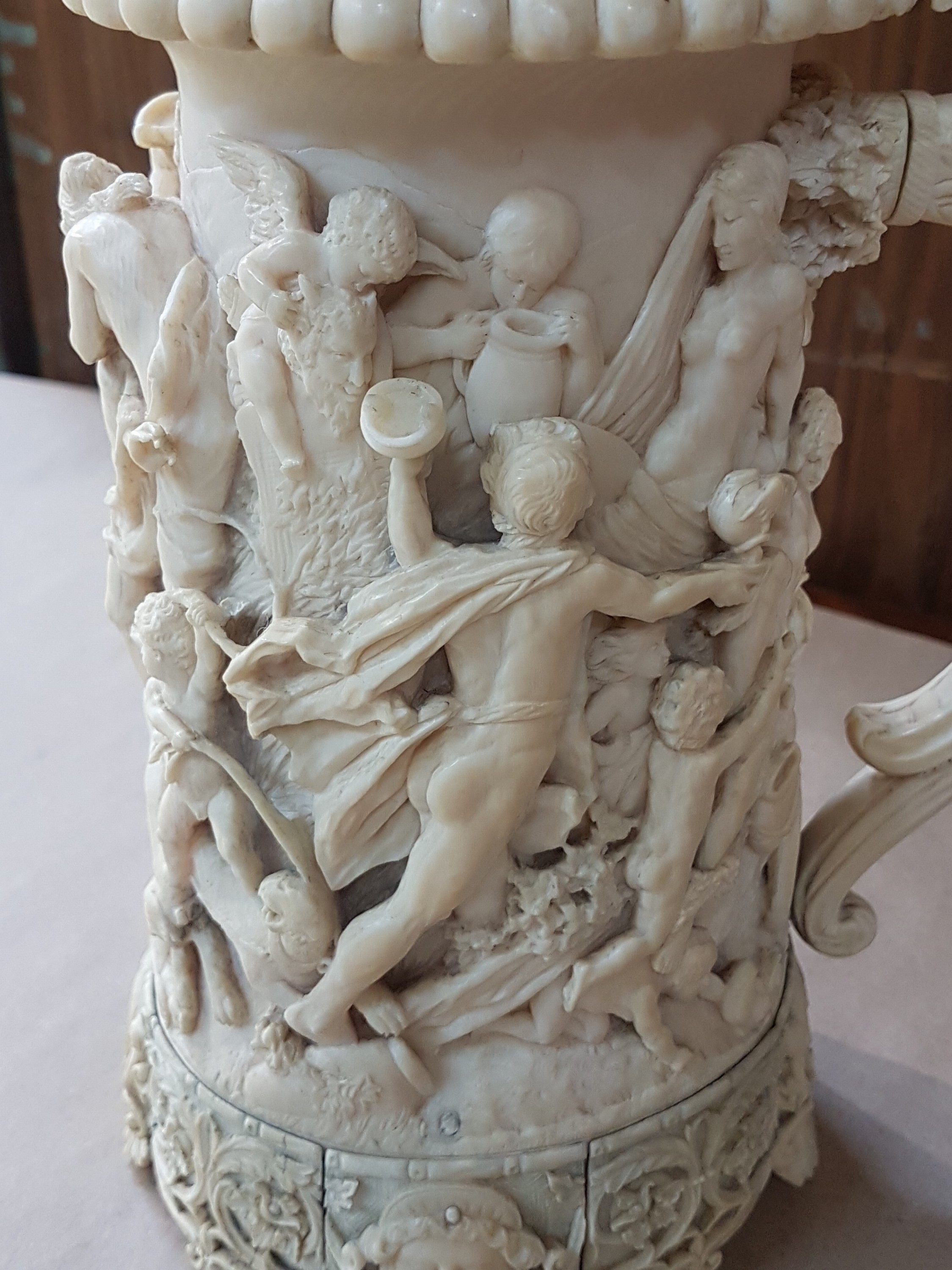 Detail j: Deckelkrug, deutsch, 16. Jh., wohl Leonhard Kern, vollständig aus Elfenbein, umlaufend reich und tief geschnitzt mit vielfigurigem bacchantischem ...