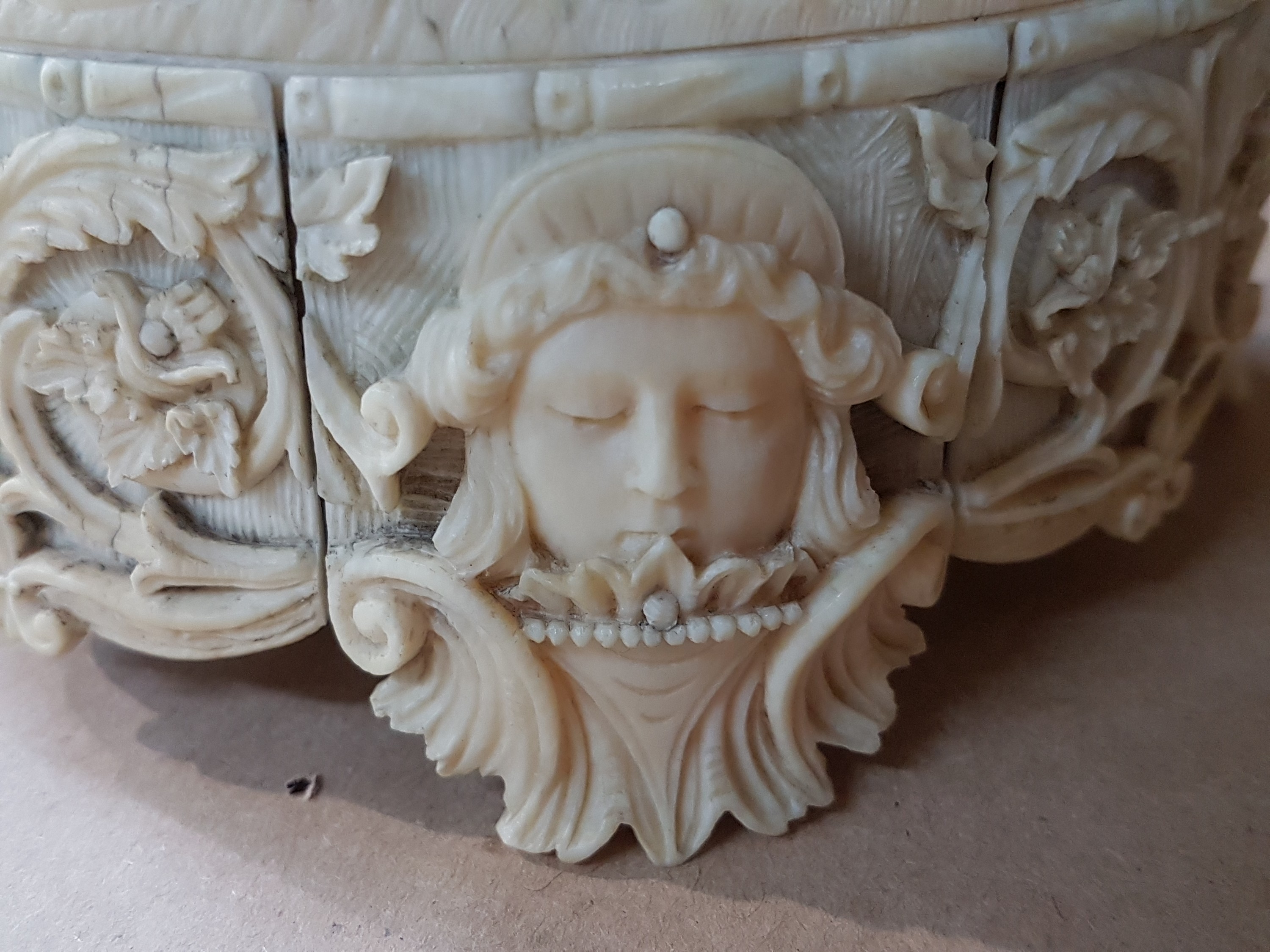 Detail k: Deckelkrug, deutsch, 16. Jh., wohl Leonhard Kern, vollständig aus Elfenbein, umlaufend reich und tief geschnitzt mit vielfigurigem bacchantischem ...