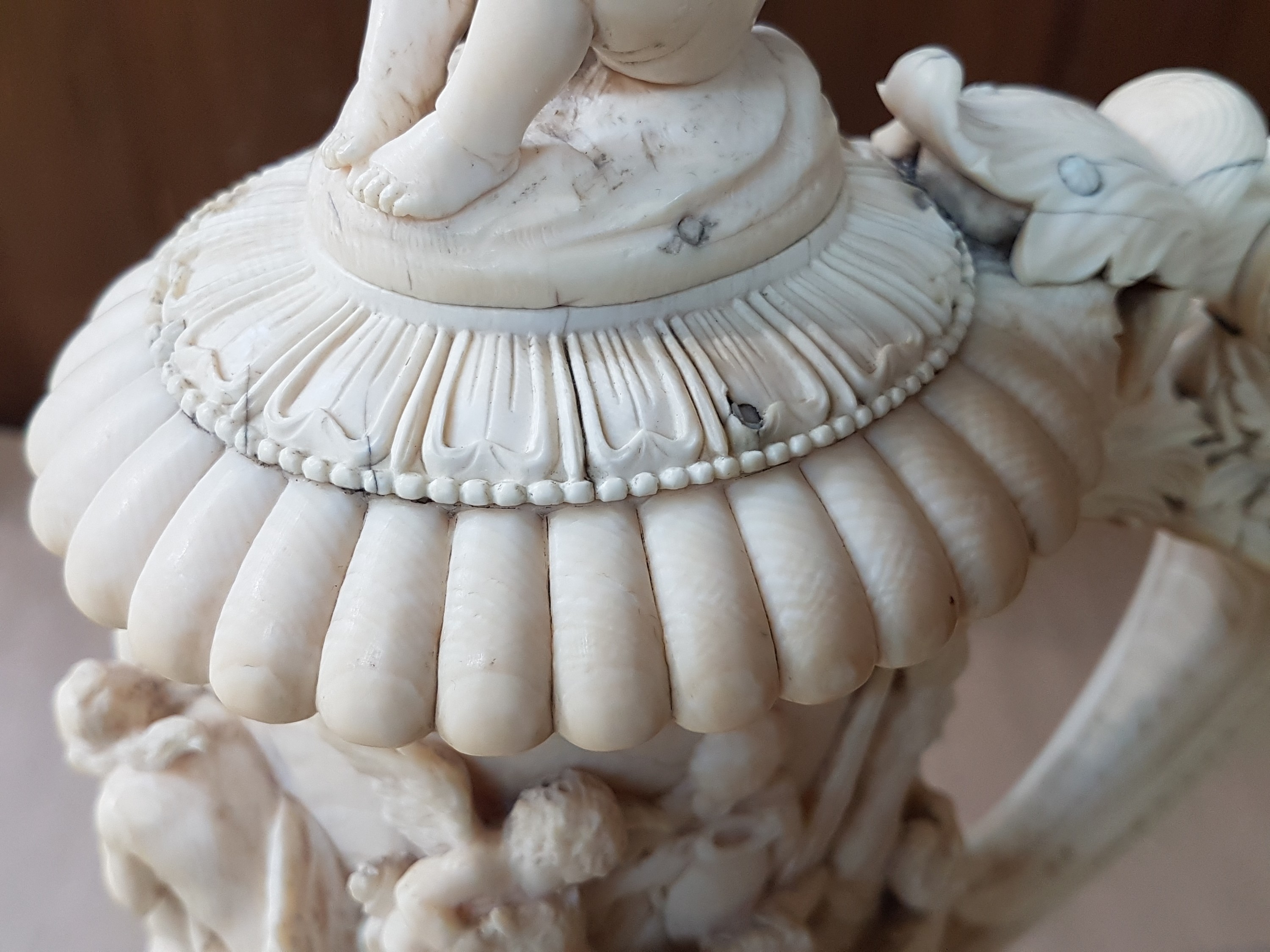 Detail o: Deckelkrug, deutsch, 16. Jh., wohl Leonhard Kern, vollständig aus Elfenbein, umlaufend reich und tief geschnitzt mit vielfigurigem bacchantischem ...