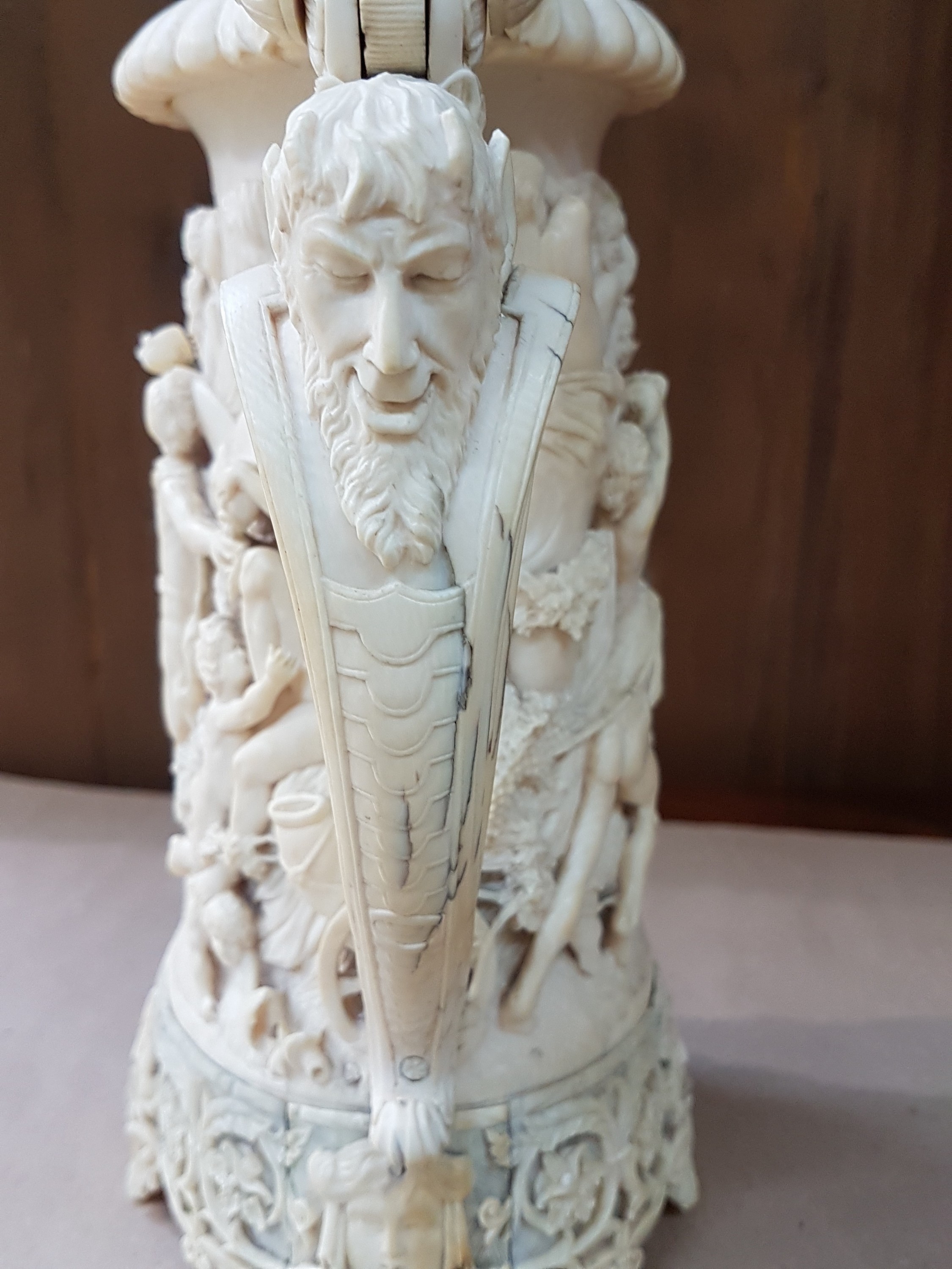 Detail p: Deckelkrug, deutsch, 16. Jh., wohl Leonhard Kern, vollständig aus Elfenbein, umlaufend reich und tief geschnitzt mit vielfigurigem bacchantischem ...