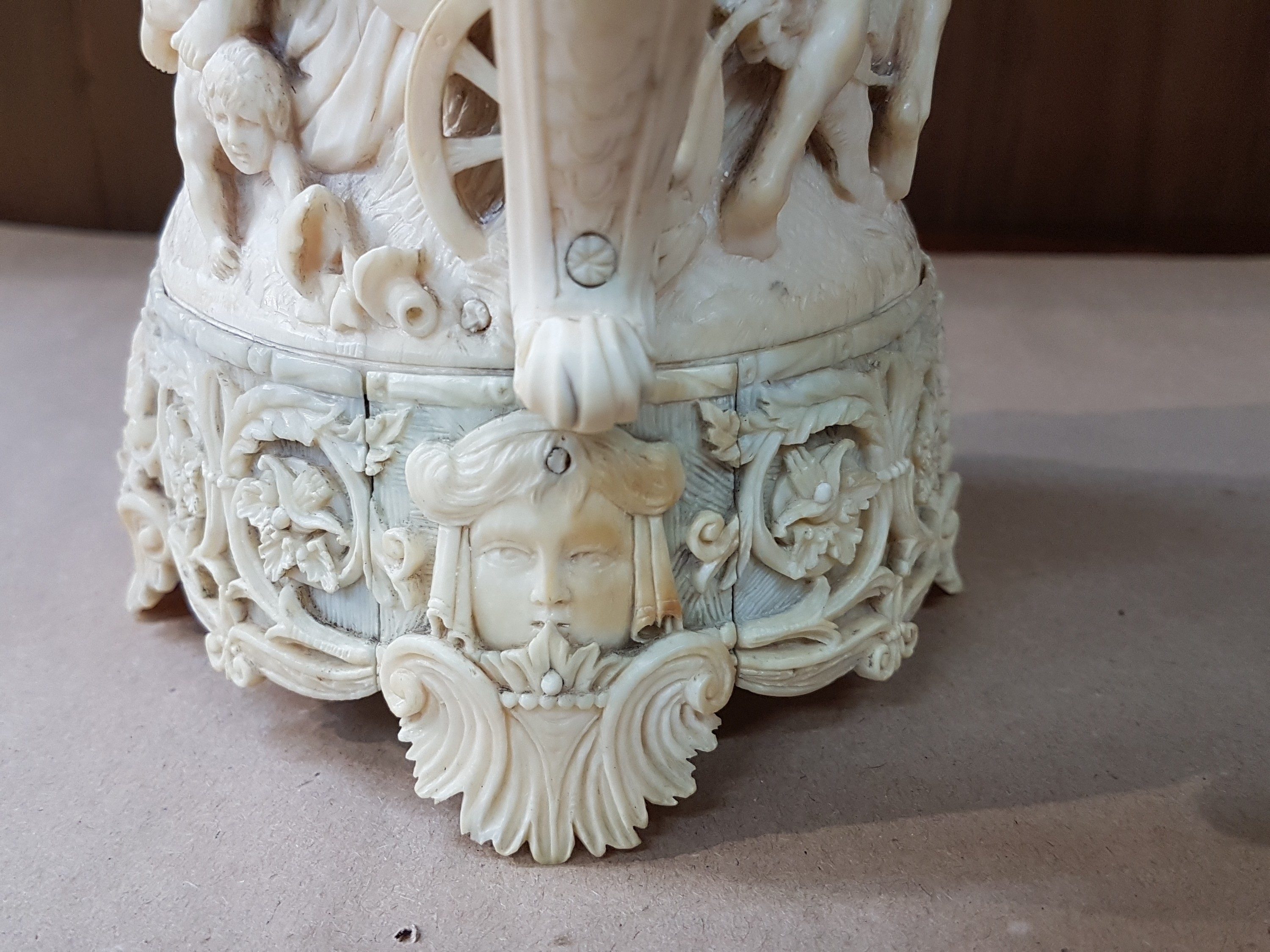 Detail q: Deckelkrug, deutsch, 16. Jh., wohl Leonhard Kern, vollständig aus Elfenbein, umlaufend reich und tief geschnitzt mit vielfigurigem bacchantischem ...