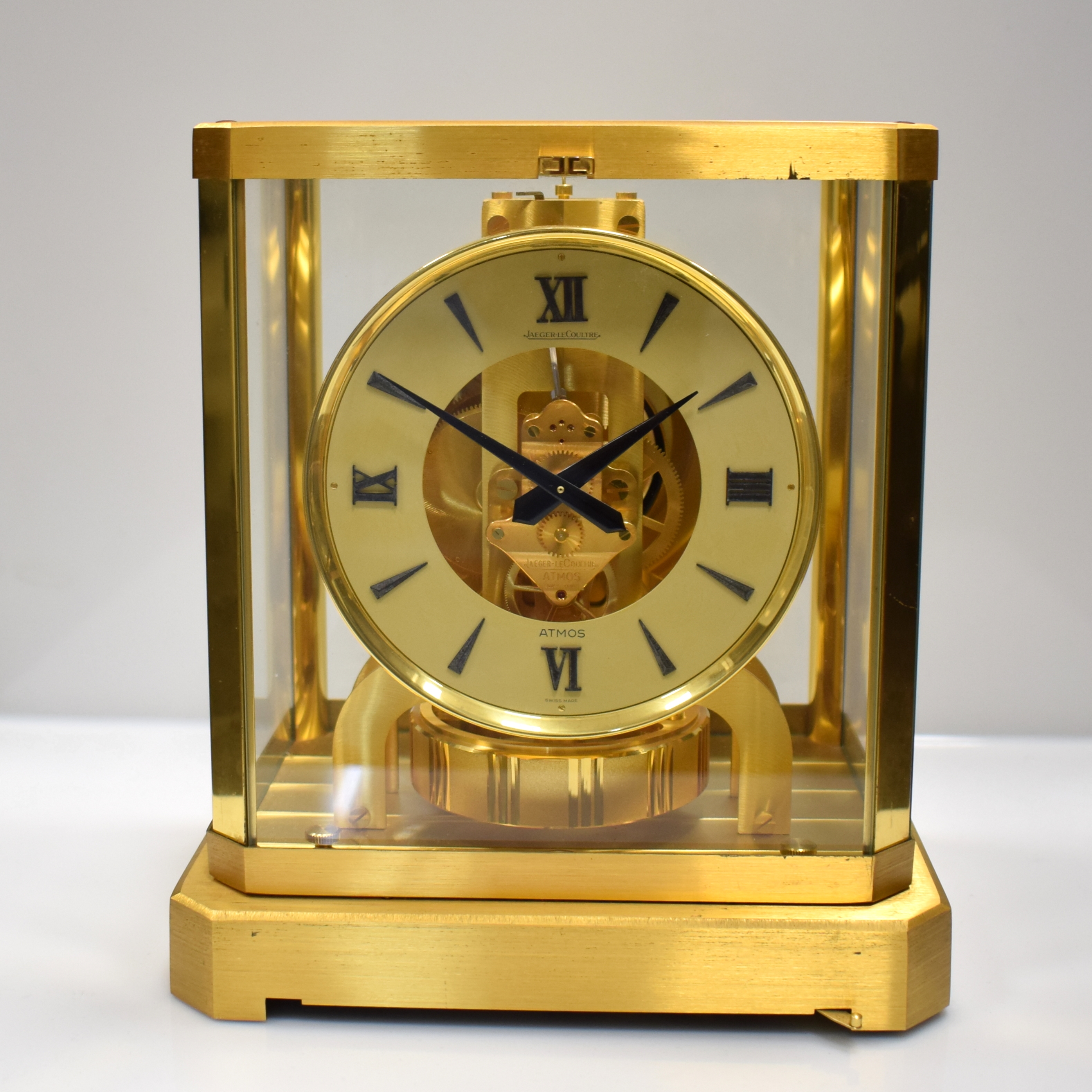 Detail b: Jaeger-LeCoultre Drehpendel-Tischuhr Atmos VIII Referenz 5909, Schweiz um 1980, verg., 5-seitig vergl. Geh., nach vorn zu öffnen durch Glastür, ...